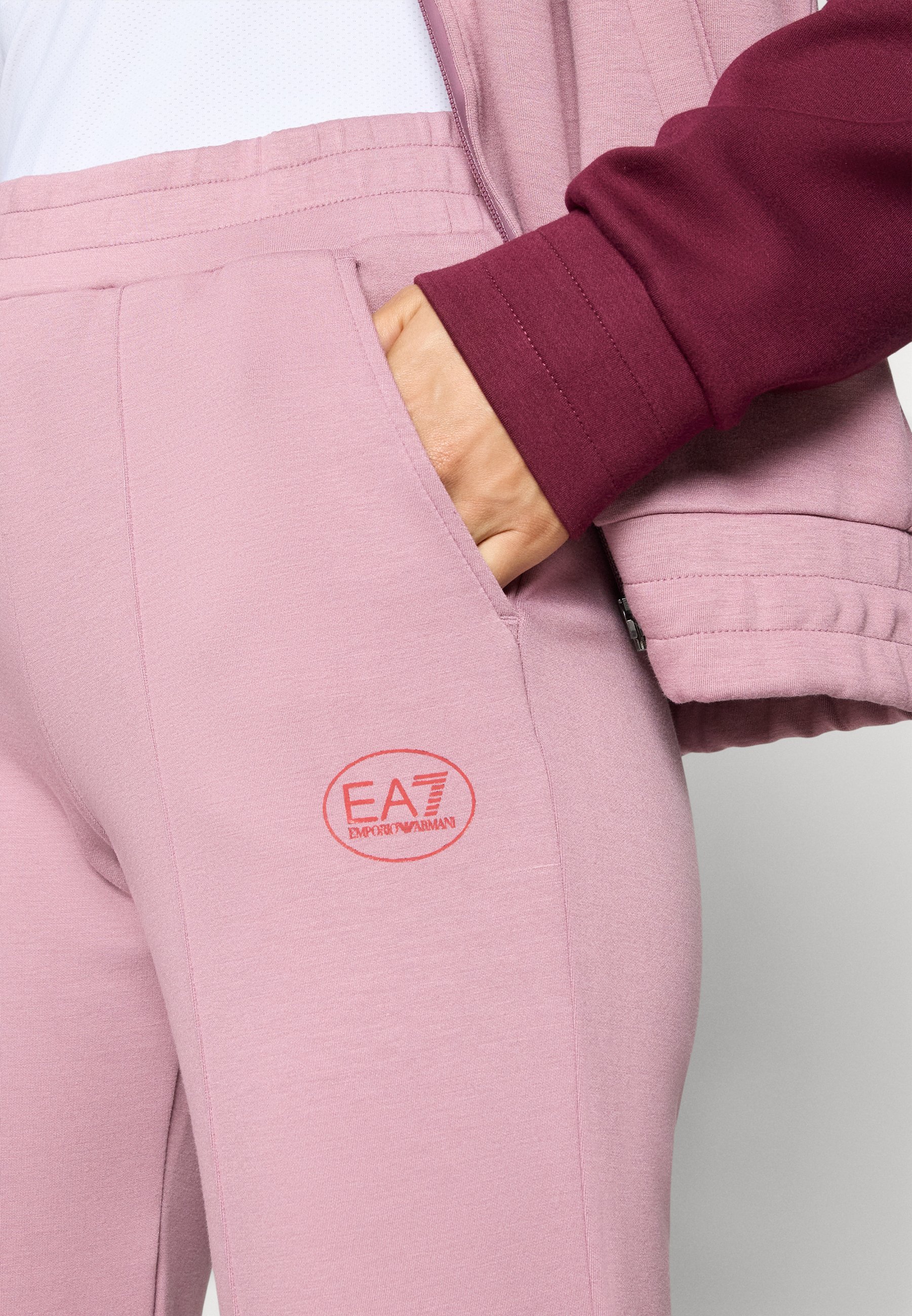 EA7 Emporio Armani TENNIS PRO FREESTYLE TRACKSUIT SET - Trainingspak - donker orchidee/bordeaux