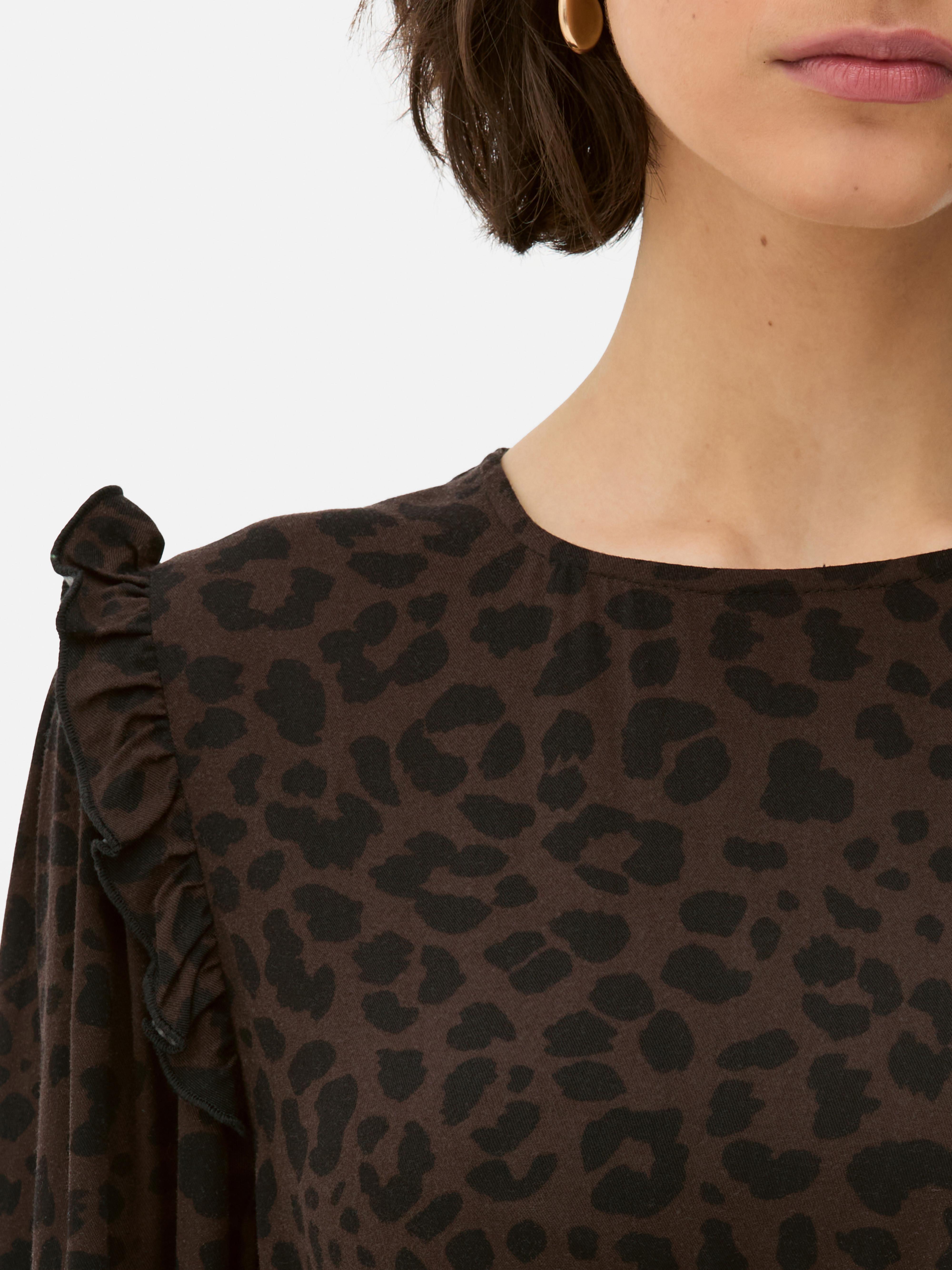 Rochie midi cu volane Această rochie midi cu imprimeu este perfectă pentru iubitoarele de volane