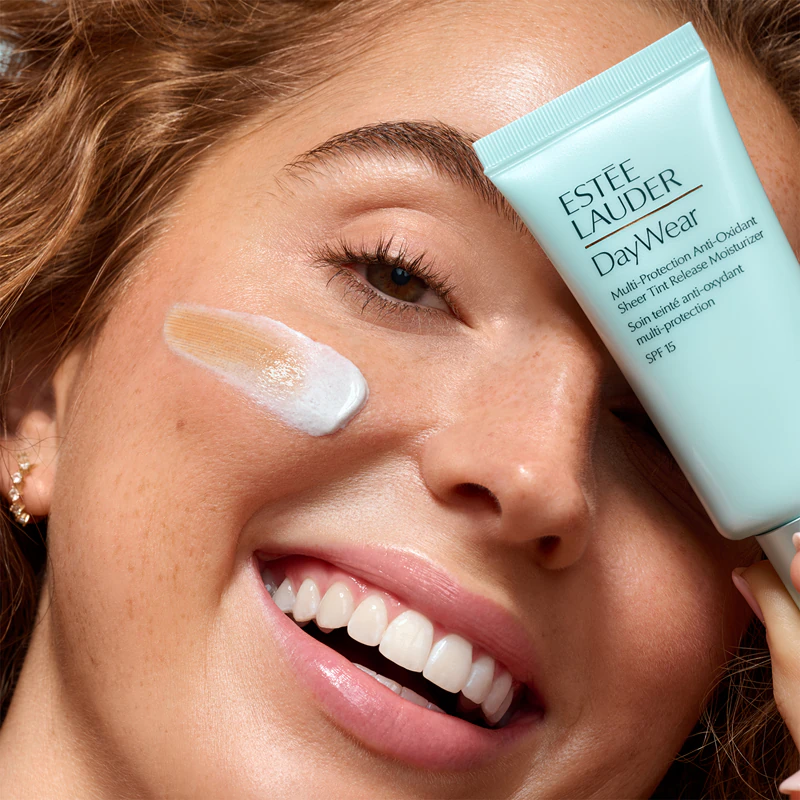 Estée Lauder DayWear Multi-Protection Antioxidant Sheer Tint Release Moisturizer FPS 15 para todos os tipos de pele.