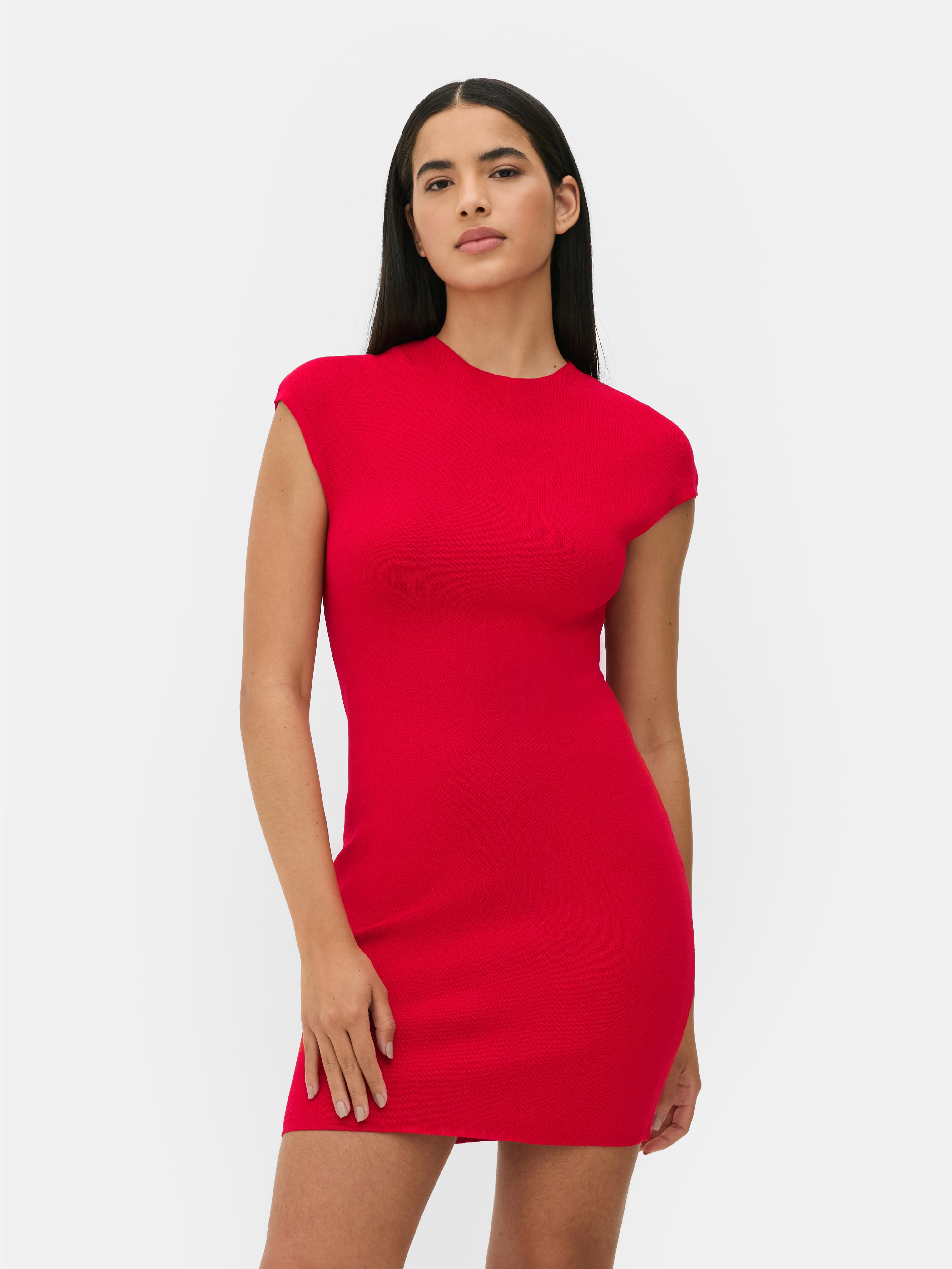 Rochie mini cu mâneci scurte O rochie mulată cu lungime mini și mâneci scurte