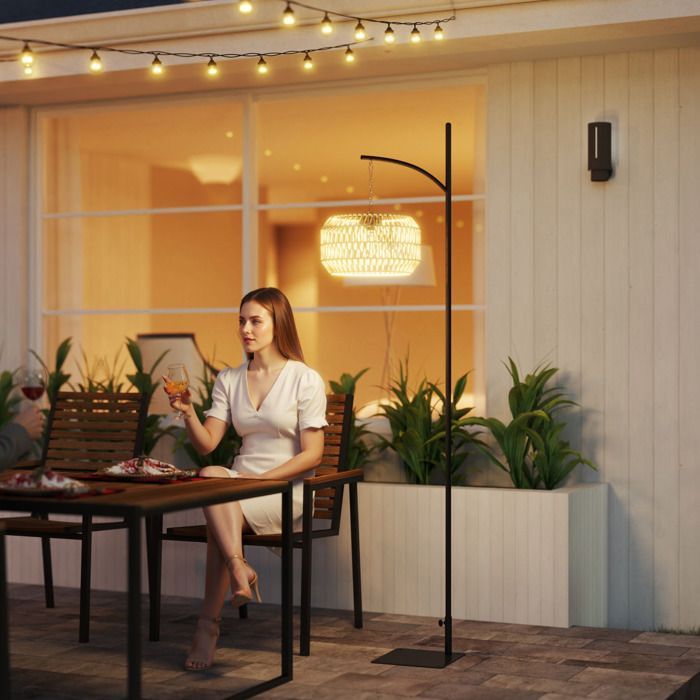 Lámpara de pie solar para exteriores Outsunny - estilo bohemio - sensor de luz, encendido automático - resina tejida - 178 cm - amarilla