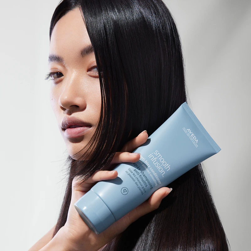 condicionador antifrizz Aveda Smooth Infusion™ suaviza o frizz e a estática dos cabelos.