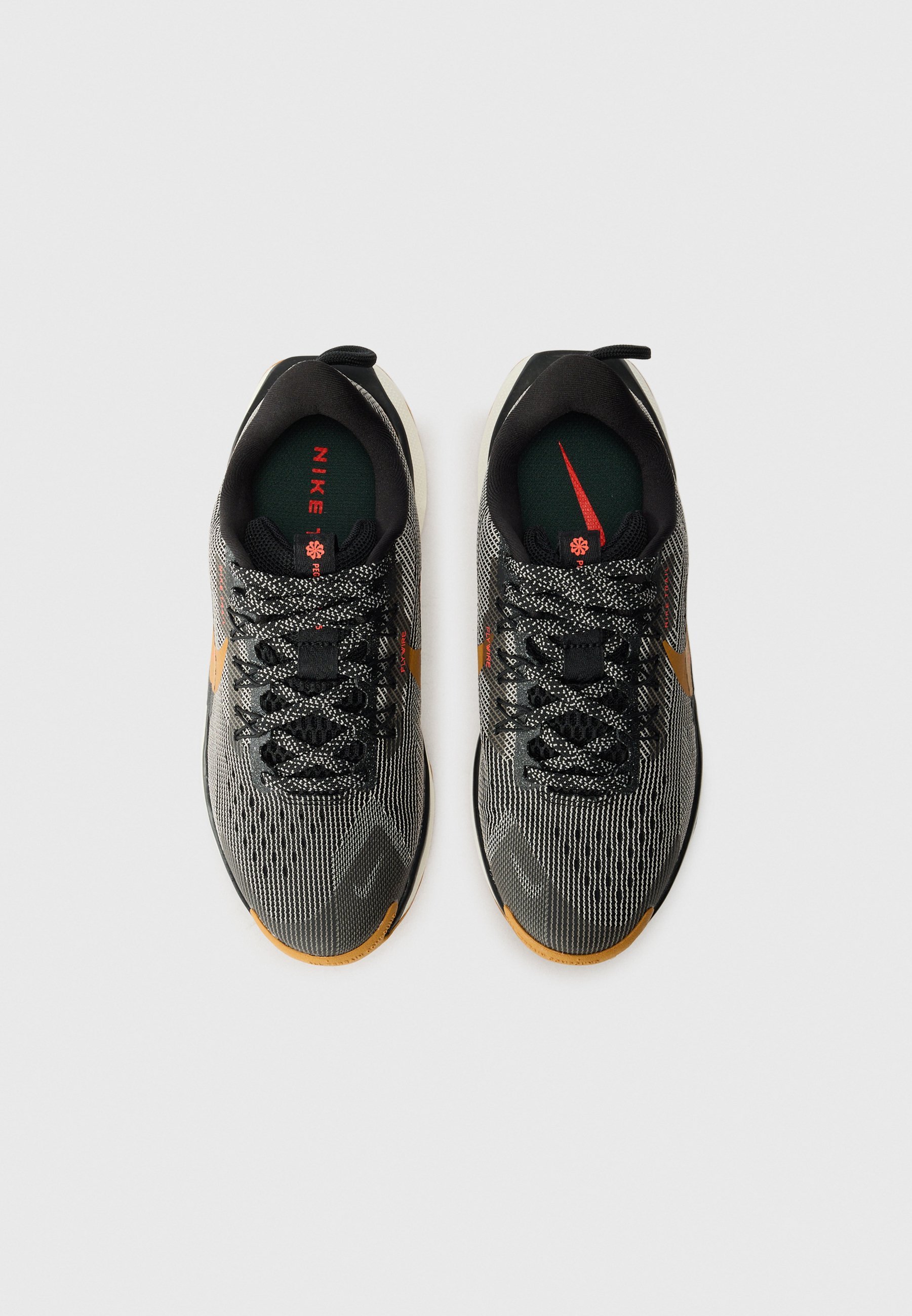 Nike Performance PEGASUS TRAIL 5 UNISEX - Trailrunning schoenen - zwart/woestijnoker/collegegrijs