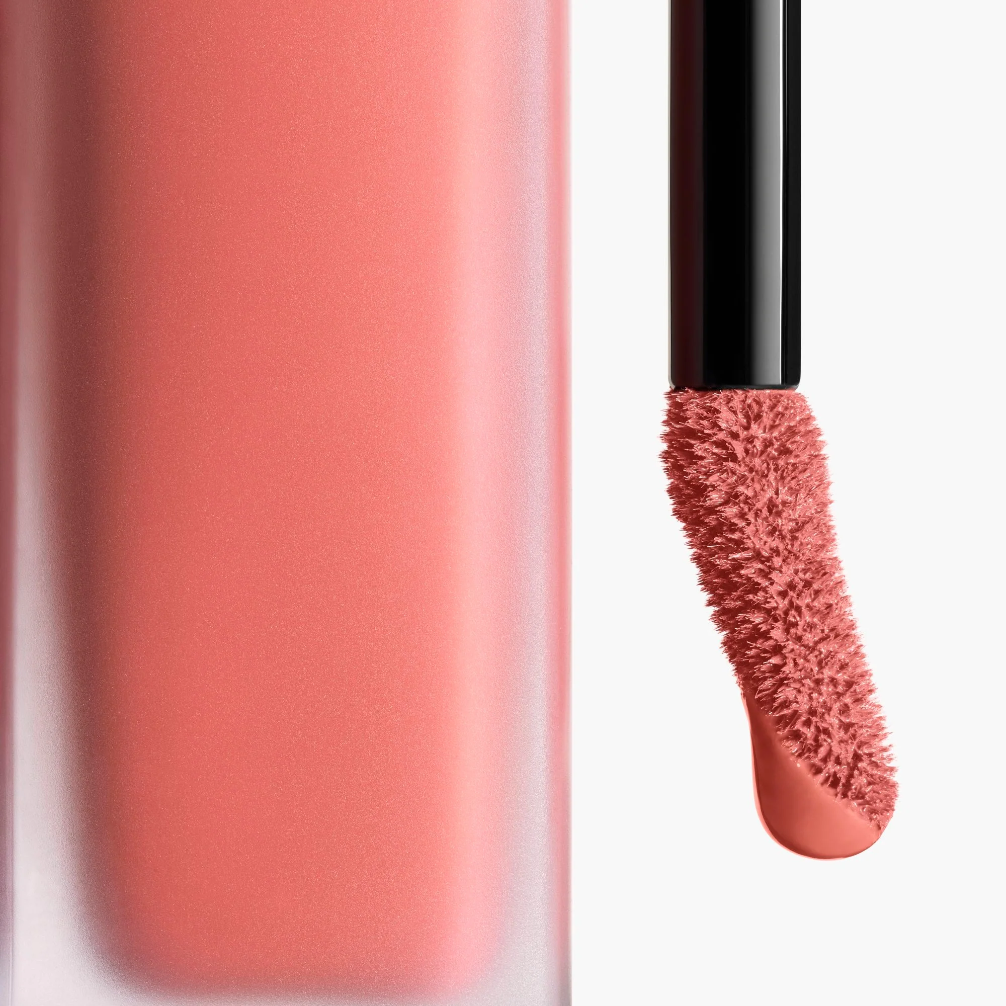 ROUGE ALLURE LIQUID VELVET - IL ROSSETTO FLUIDO OPACO INTENSO ULTRA-TENUTA