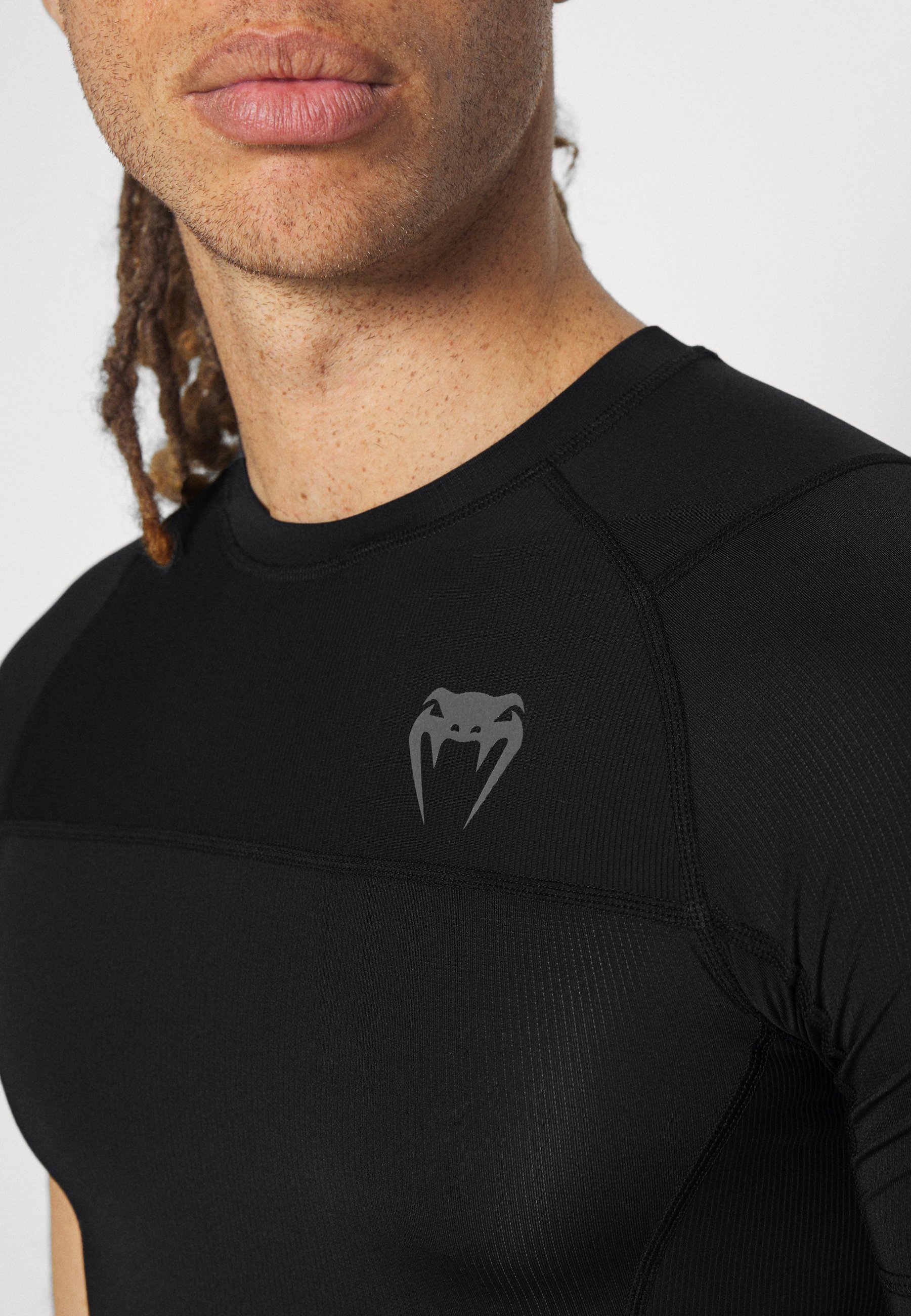 Venum AIR RASHGUARDS - Bedrucktes T-Shirt - Schwarz