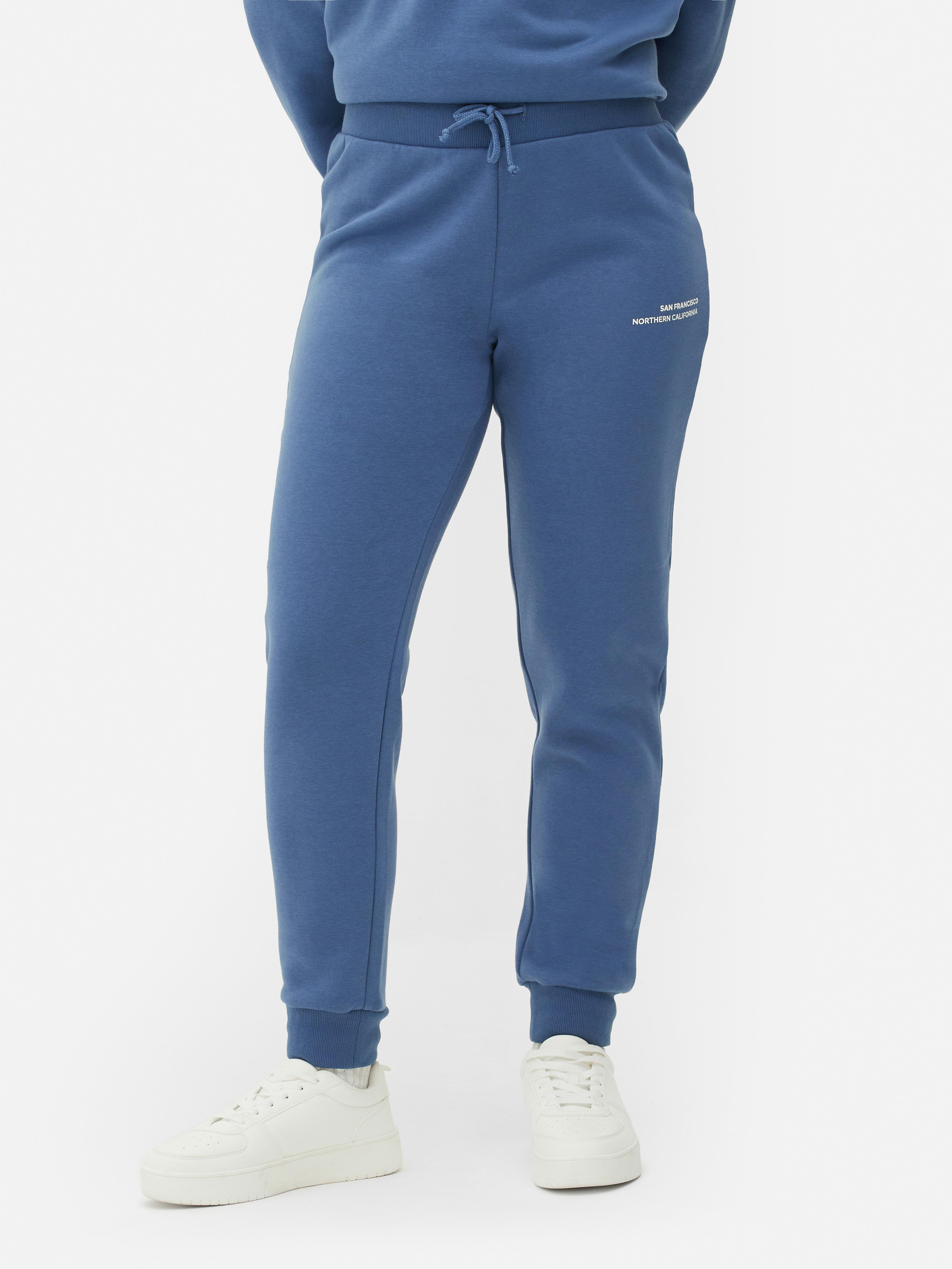 Pantaloni de trening skinny fit cu imprimeu. Acești pantaloni de trening slim fit, cu manșete la gleznă și imprimeu, creează un aspect elegant, perfecți pentru momente elegante și zile active.