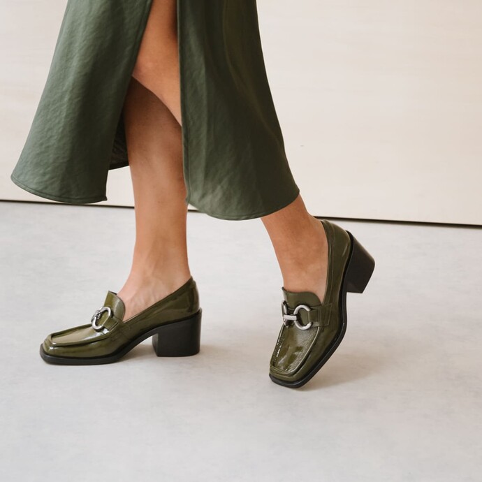 Mocassins à talons, boucles argentées et bouts carrés  en cuir vernis plissé kaki