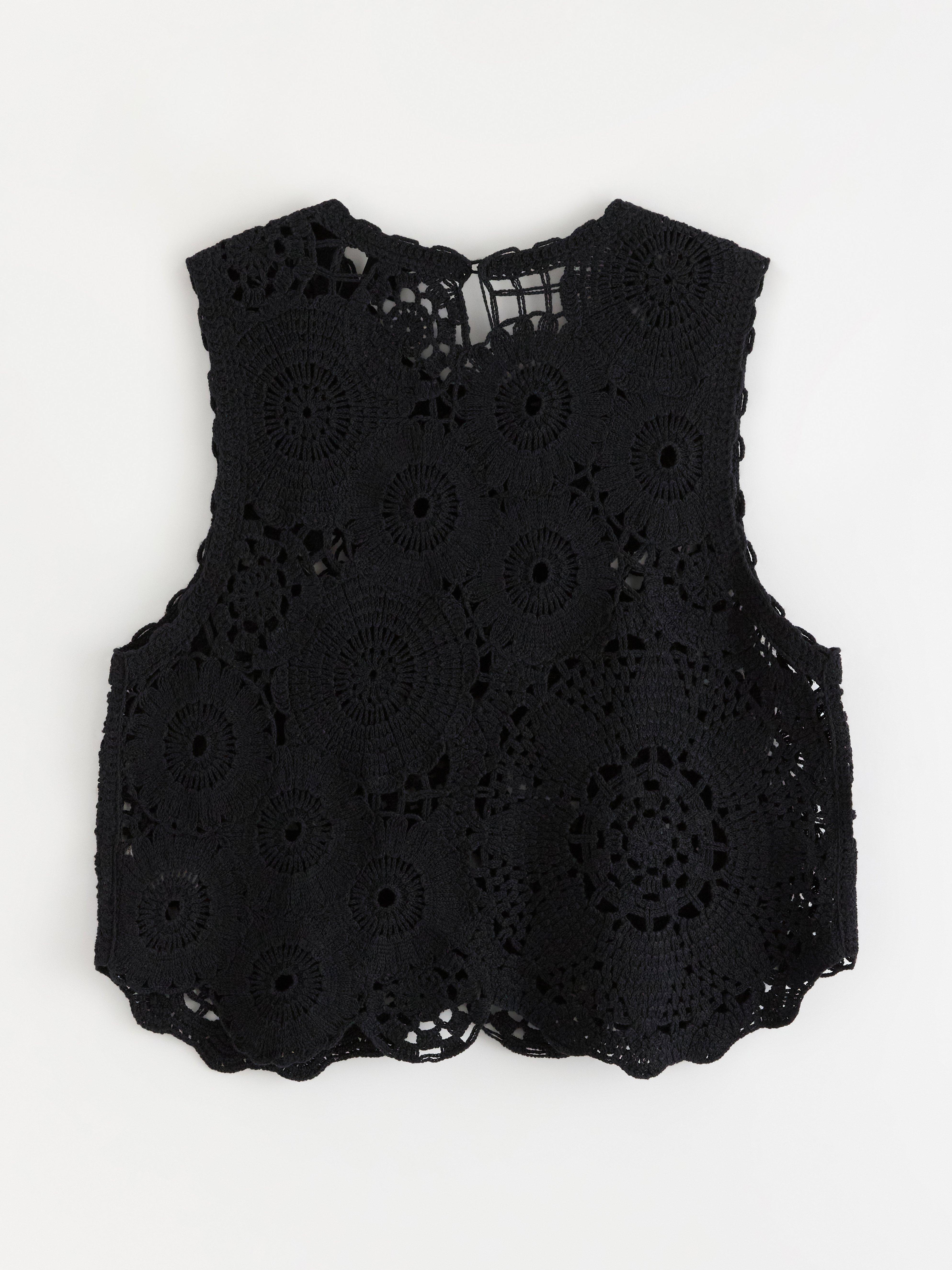 Top com detalhe de crochê preto