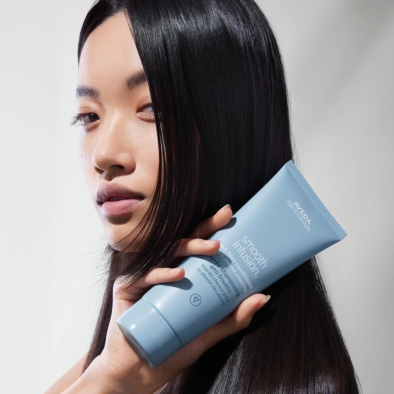 Aveda Smooth Infusion™ kondicionieris pret spurošanos izlīdzina sprogainus un statiskās elektrības radītus matus.