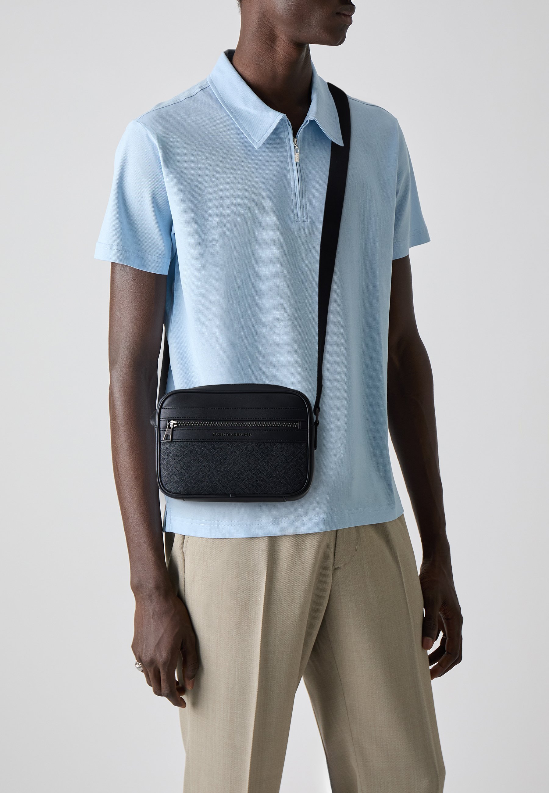 Tommy Hilfiger MONOGRAM REPORTER - Crossbodytas - zwart