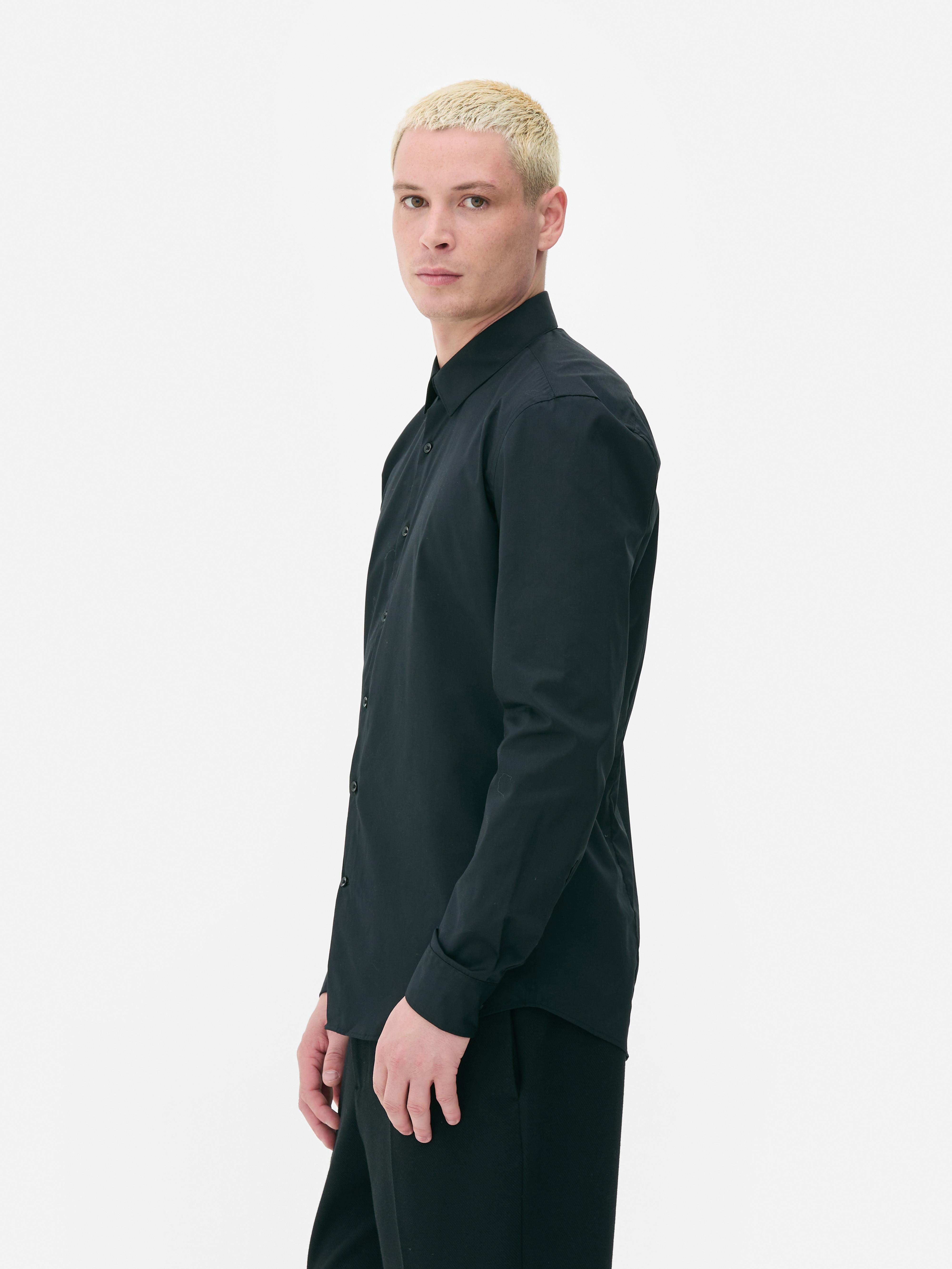 Stretch-Hemd mit Knopfleiste. Ein schmal geschnittenes Hemd mit Kragen und Knopfleiste vorne.