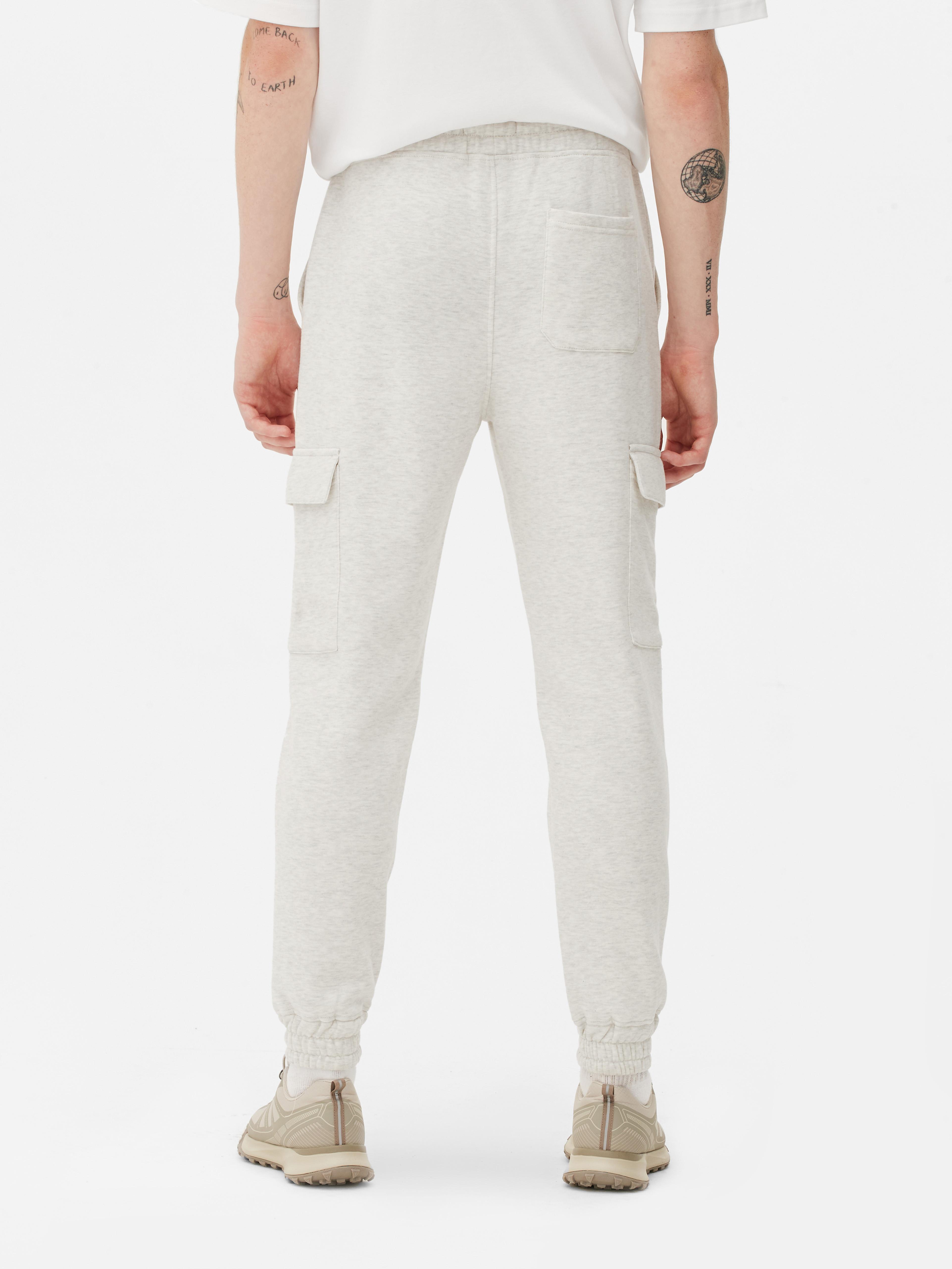 Pantaloni de trening cargo cu manșete până la gleznă. Ce poate fi mai bun decât niște pantaloni de trening? Pantaloni de trening cu buzunare laterale.