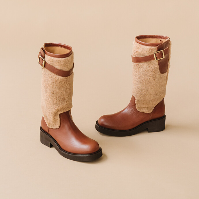 Bottes à talons et boucles latérales  en cuir et fourrure cognac