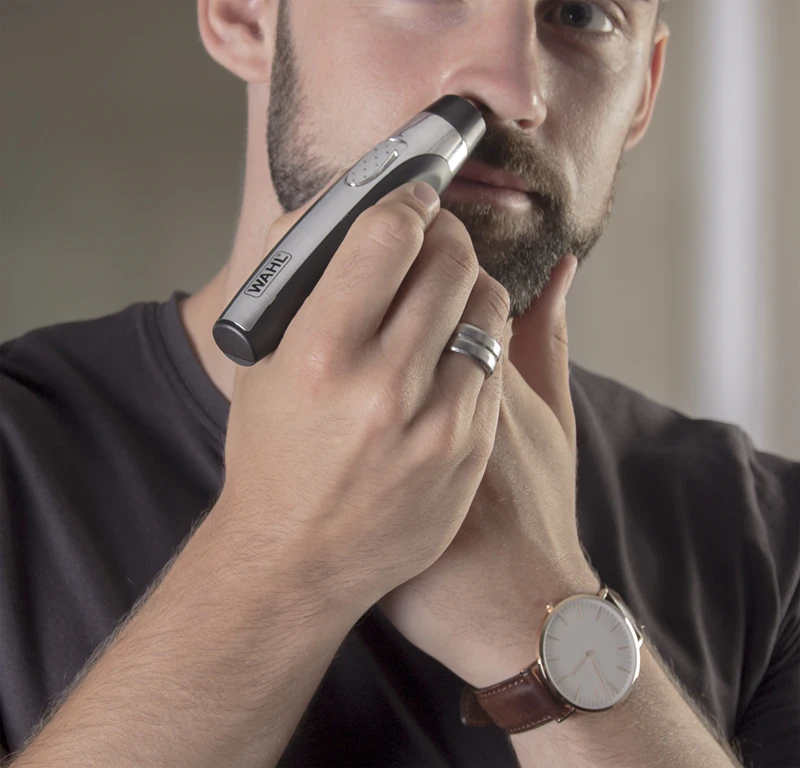 Kit de viagem Wahl Deluxe para aparar barba e corpo, ideal para levar consigo para qualquer lugar.