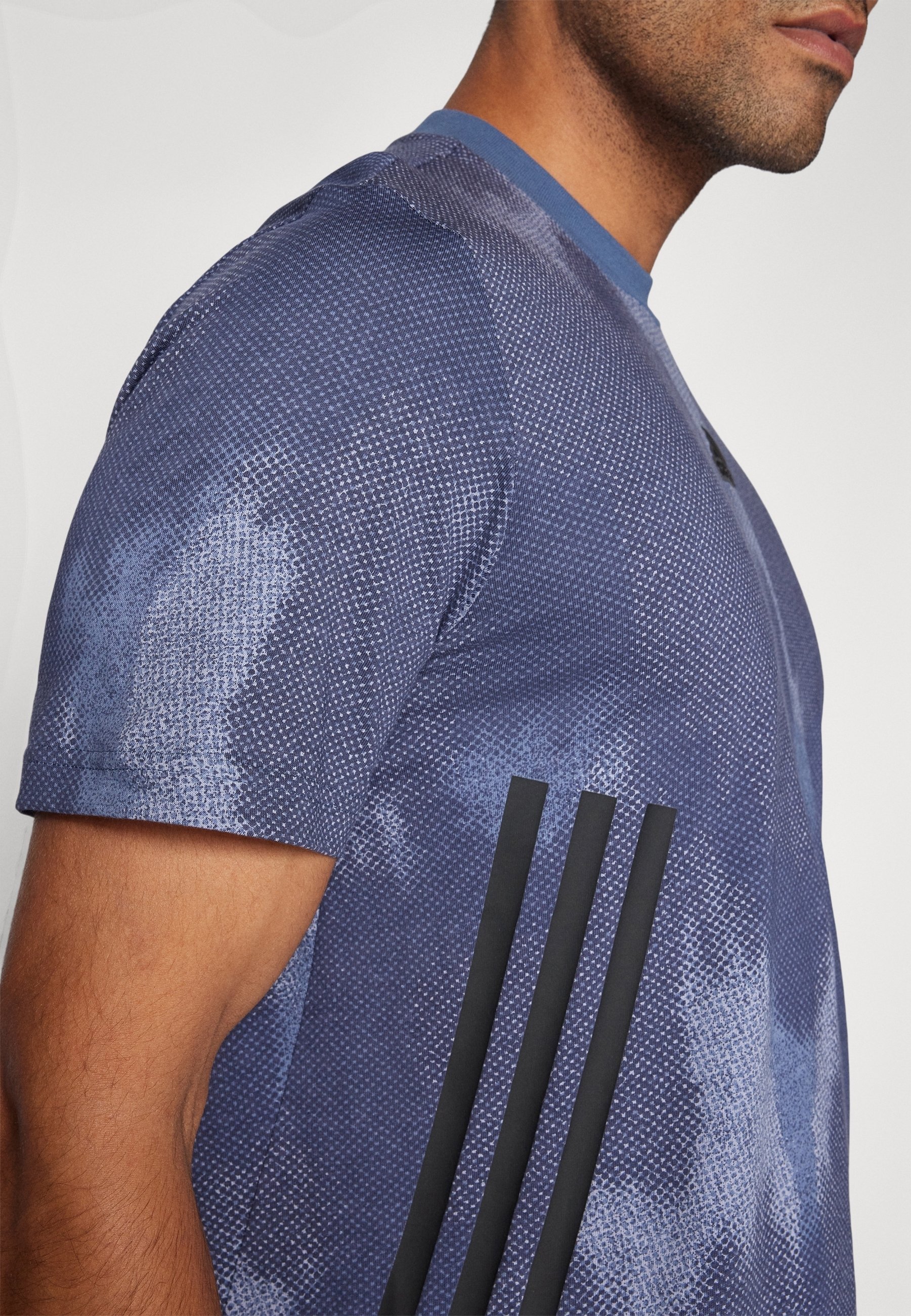 Camiseta adidas Sportswear Print - azul escuro