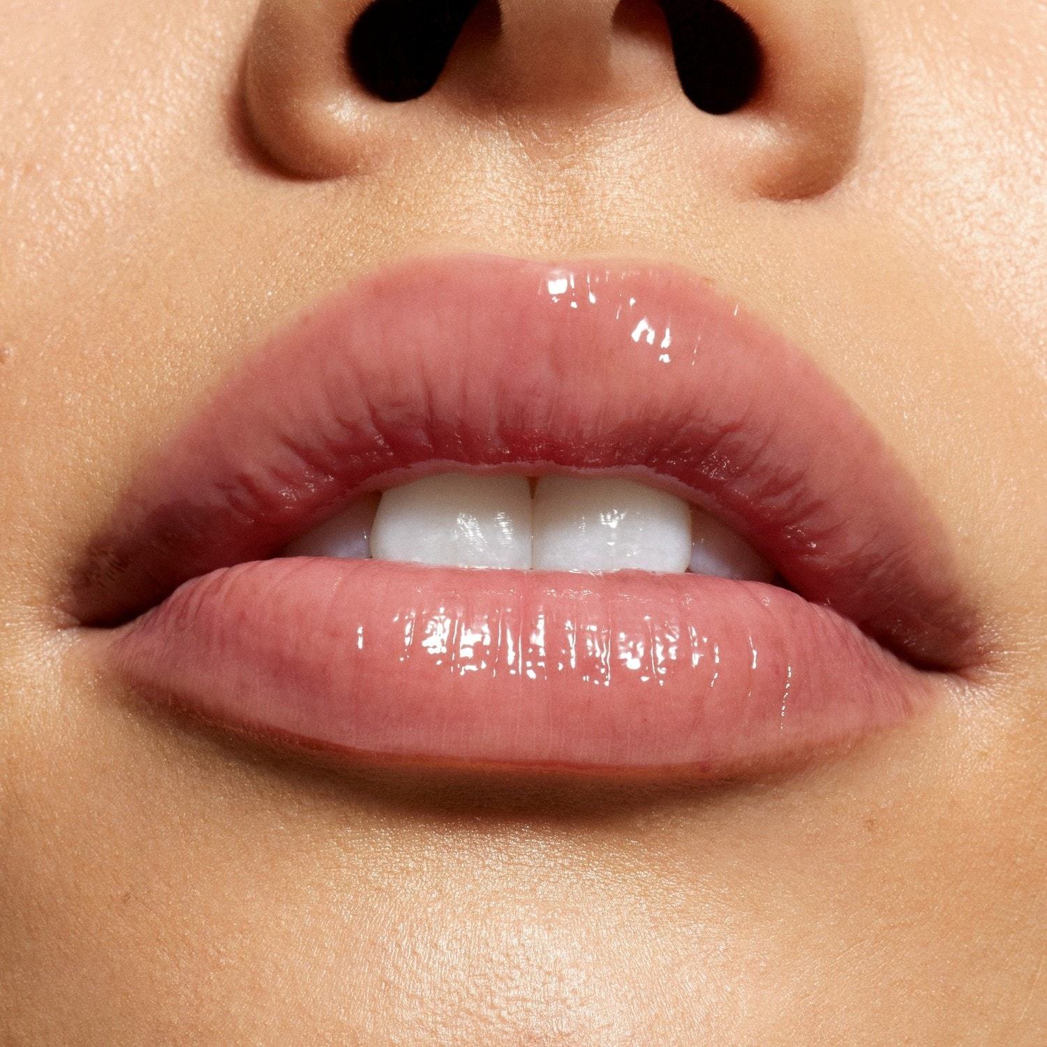 Kylie Cosmetics lūpu spīdums „Supple Kiss Lip Glaze“ – Nude Kiss, 3 ml