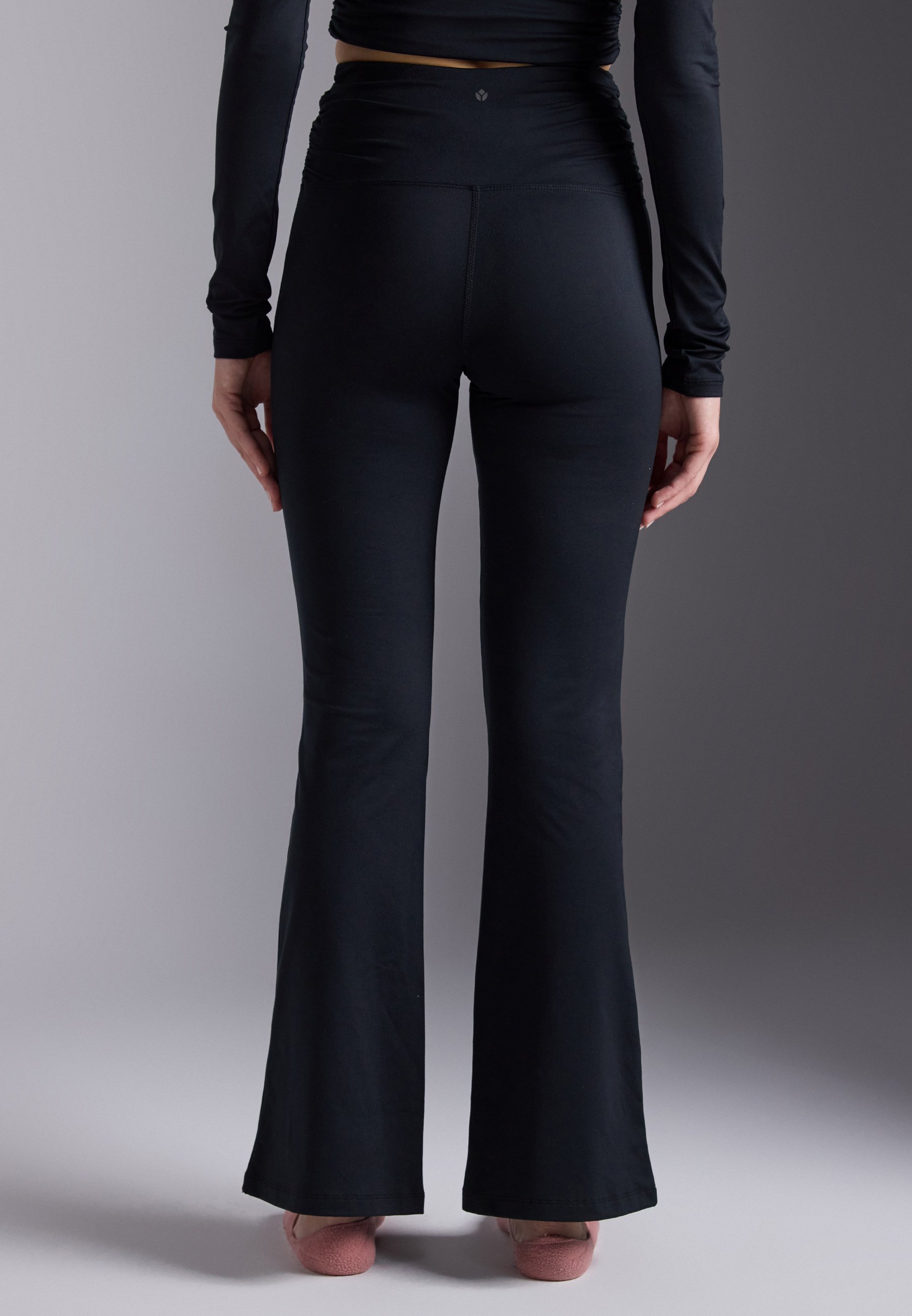 Leggings Even&Odd Active de cintura alta e modelagem flare com franzido lateral - Leggings - pretas