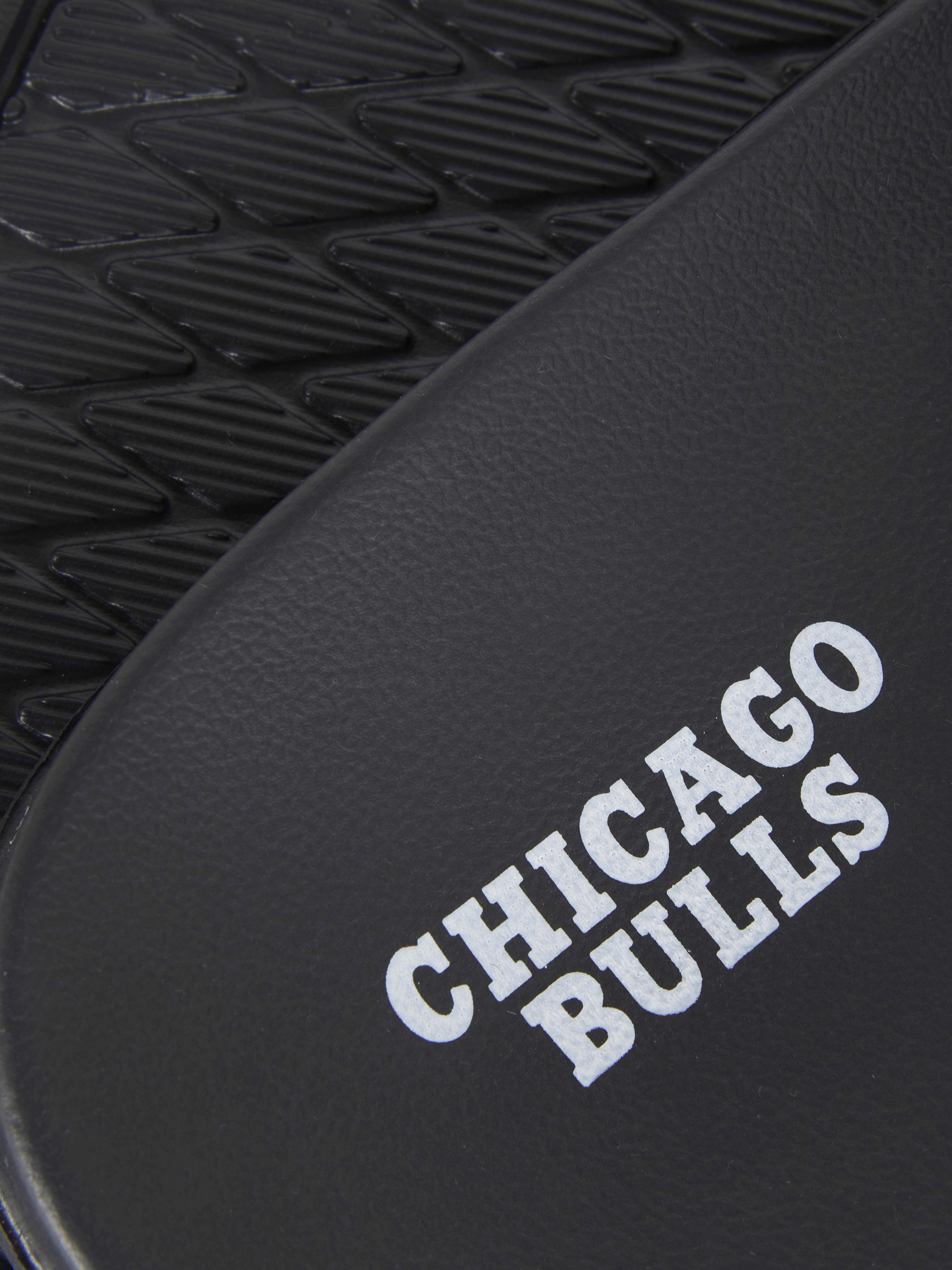Ciabatte NBA Chicago Bulls Ciabatte classiche con plantare sagomato e cinturino largo con logo dei Bulls