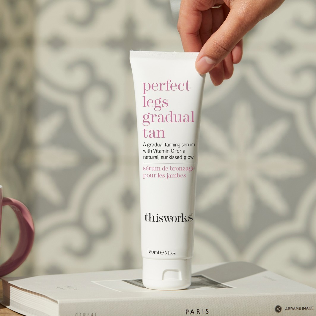 This Works samotamnjivač za savršene noge za postupno tamnjenje - 150 ml