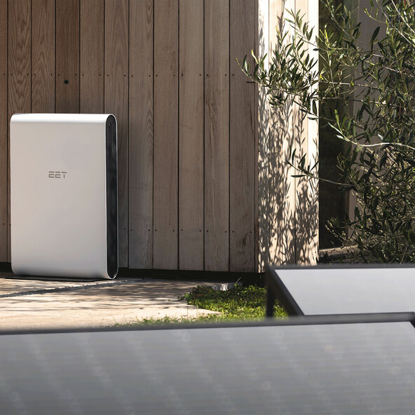 Centrală electrică cu balcon bifacial cu stocare de energie