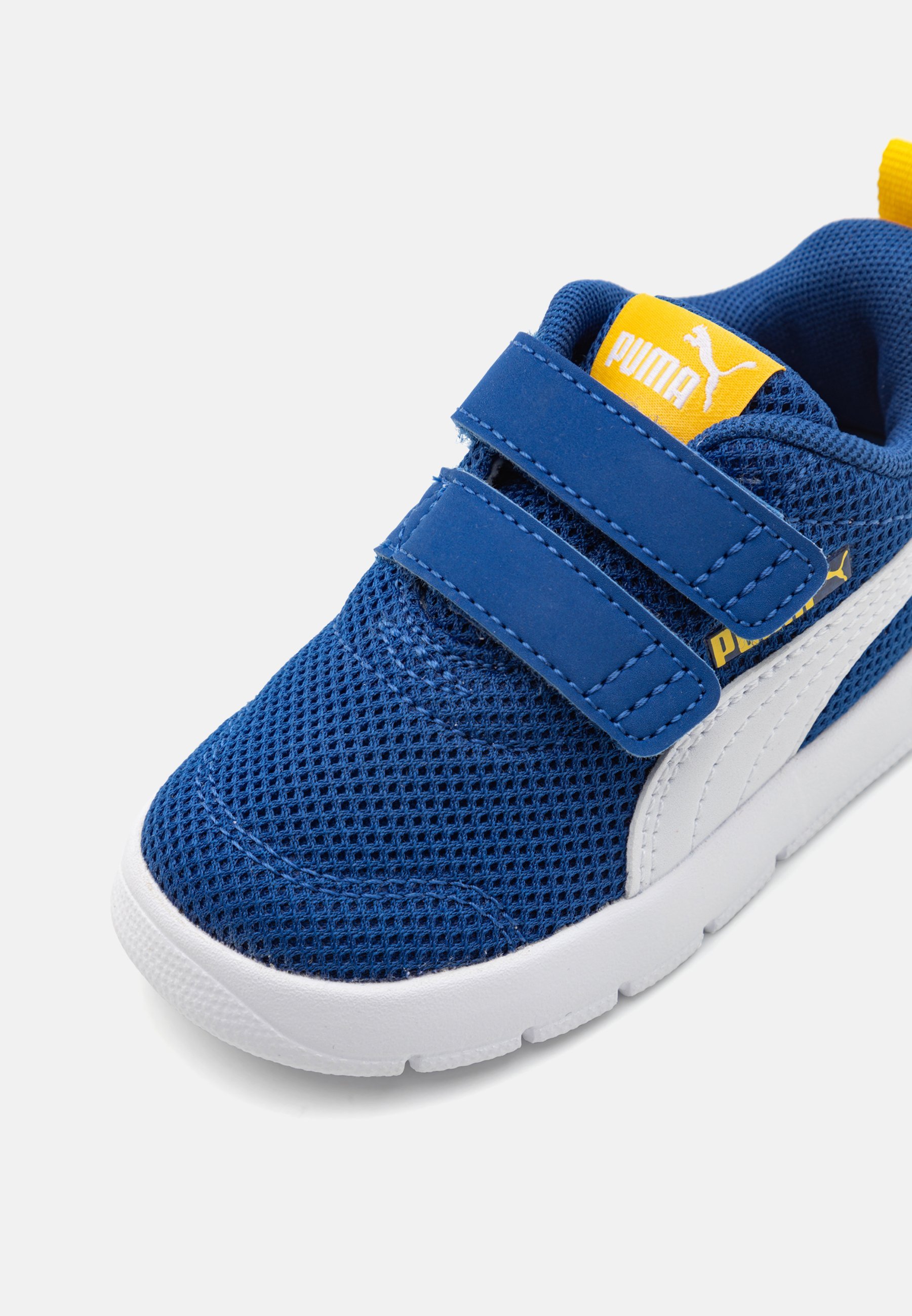 Puma COURTFLEX V3 UNISEX - Hardloopschoenen voor op de weg - Clyde Royal/wit/Sunny Yellow