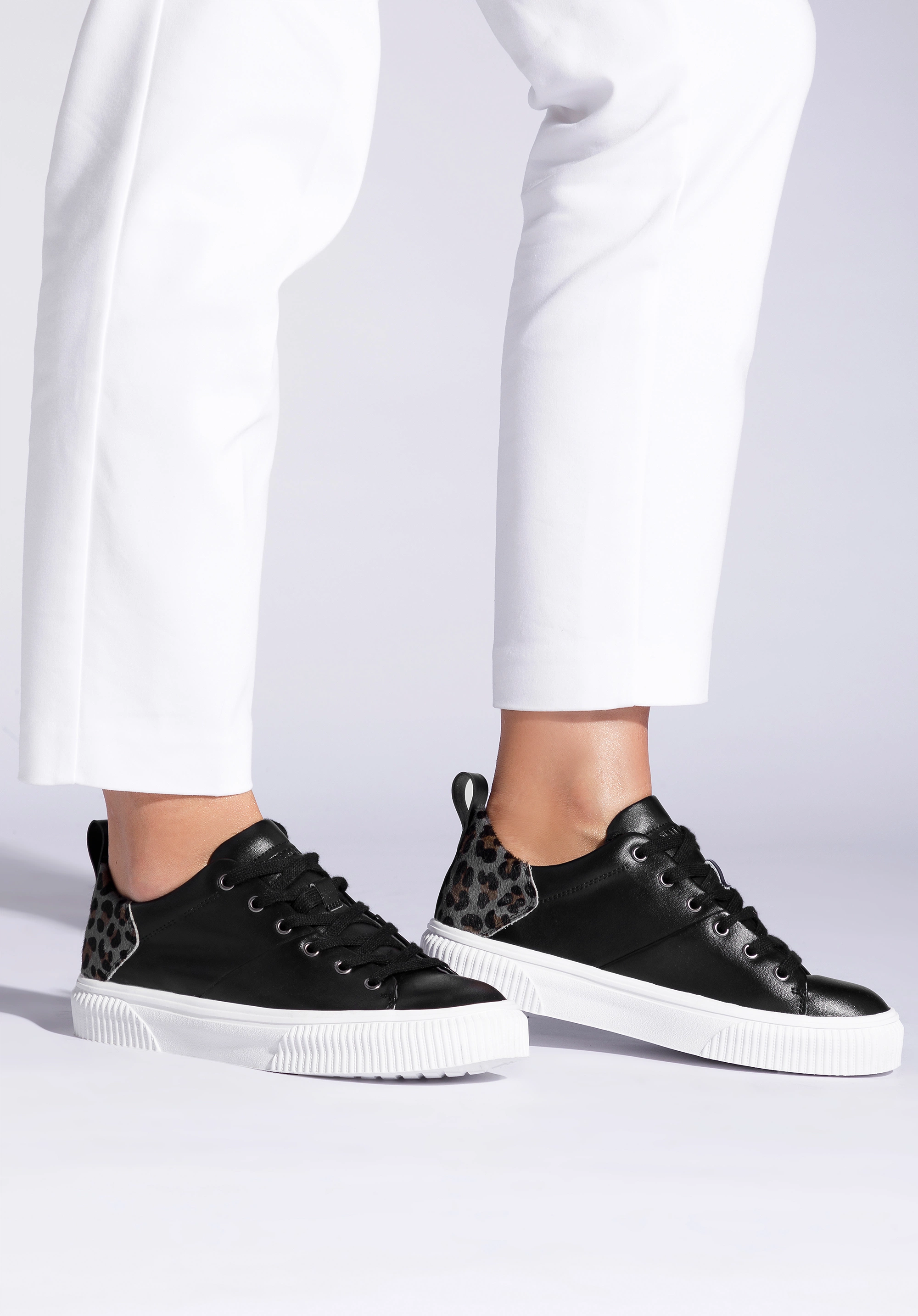 Damskie sneakersy skórzane z wzorem w cętki czarne