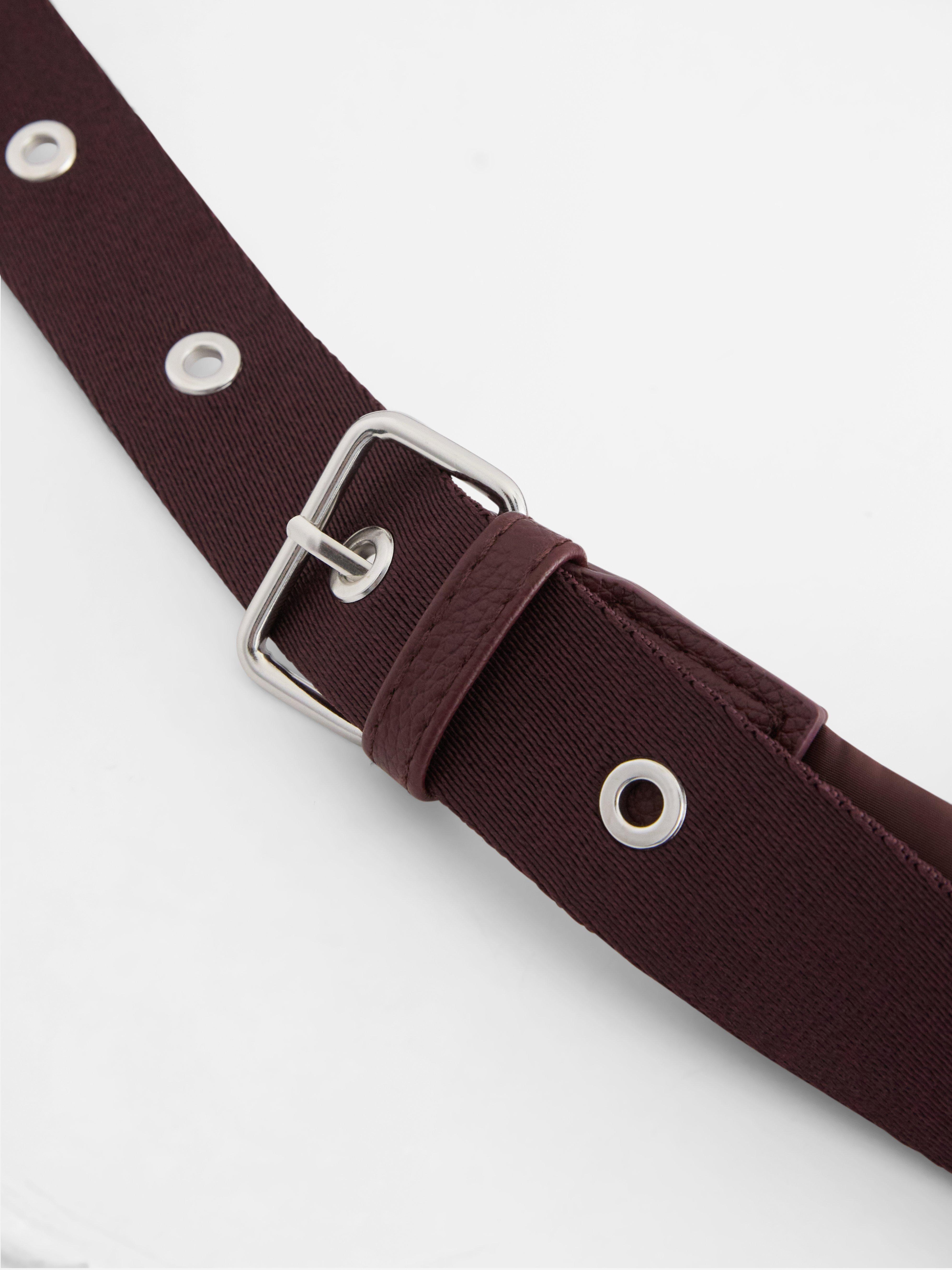Bolso de hombro marrón oscuro