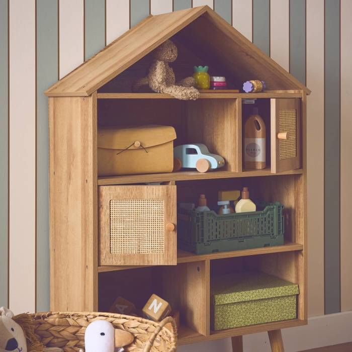 Librería de estilo bohemio con detalles de madera y mimbre, 7 compartimentos, 2 puertas.