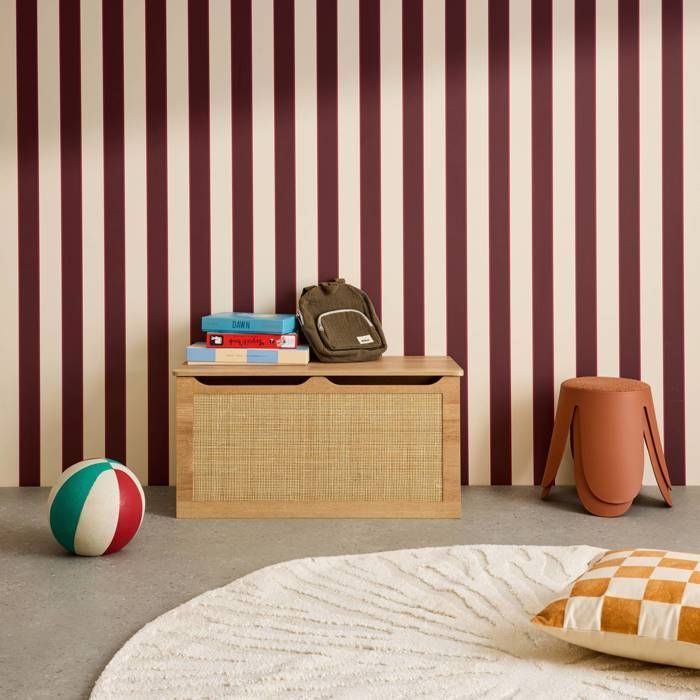 Baúl de juguetes infantil con decoración de madera y mimbre, estilo bohemio.