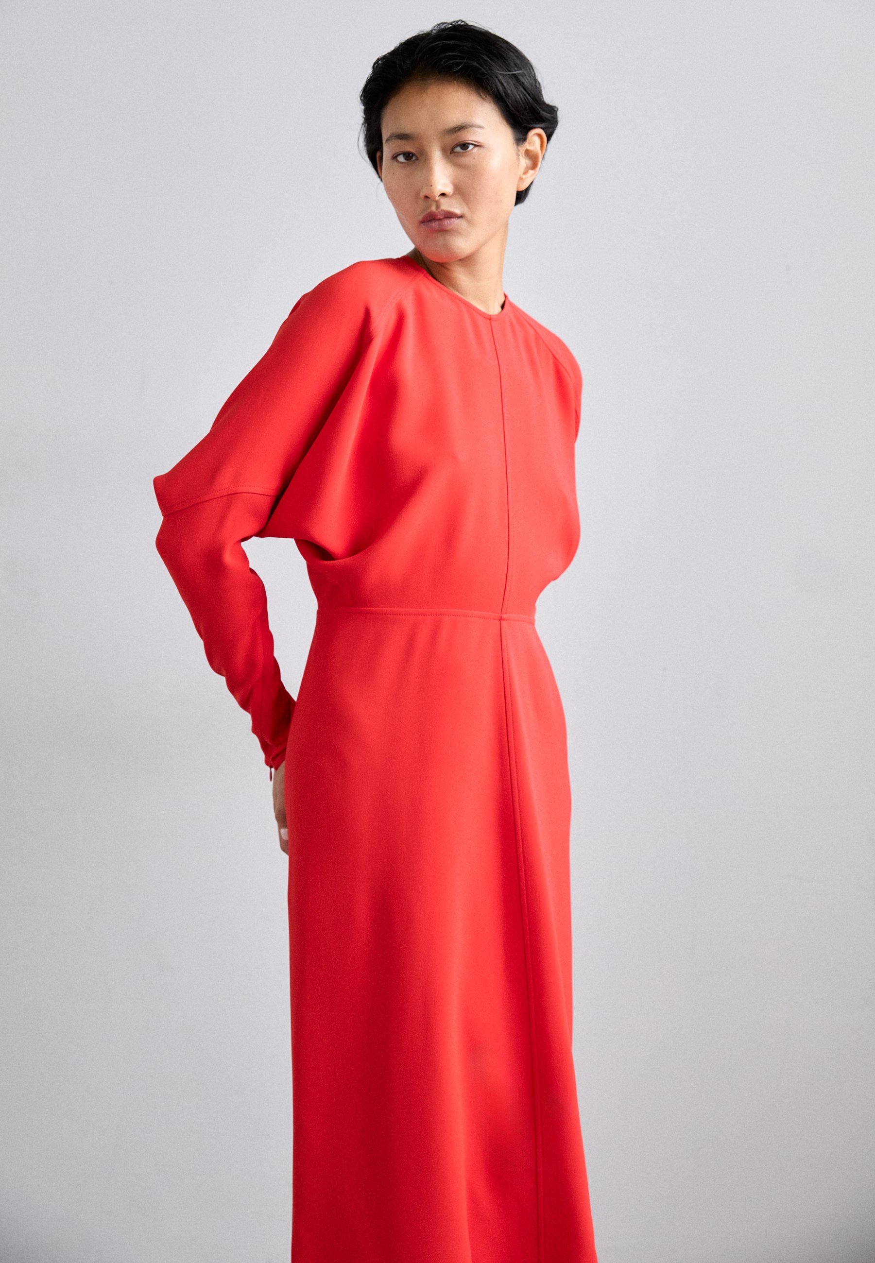 Robe midi Victoria Beckham à manches dolman - Robe cocktail / Robe de soirée - rouge