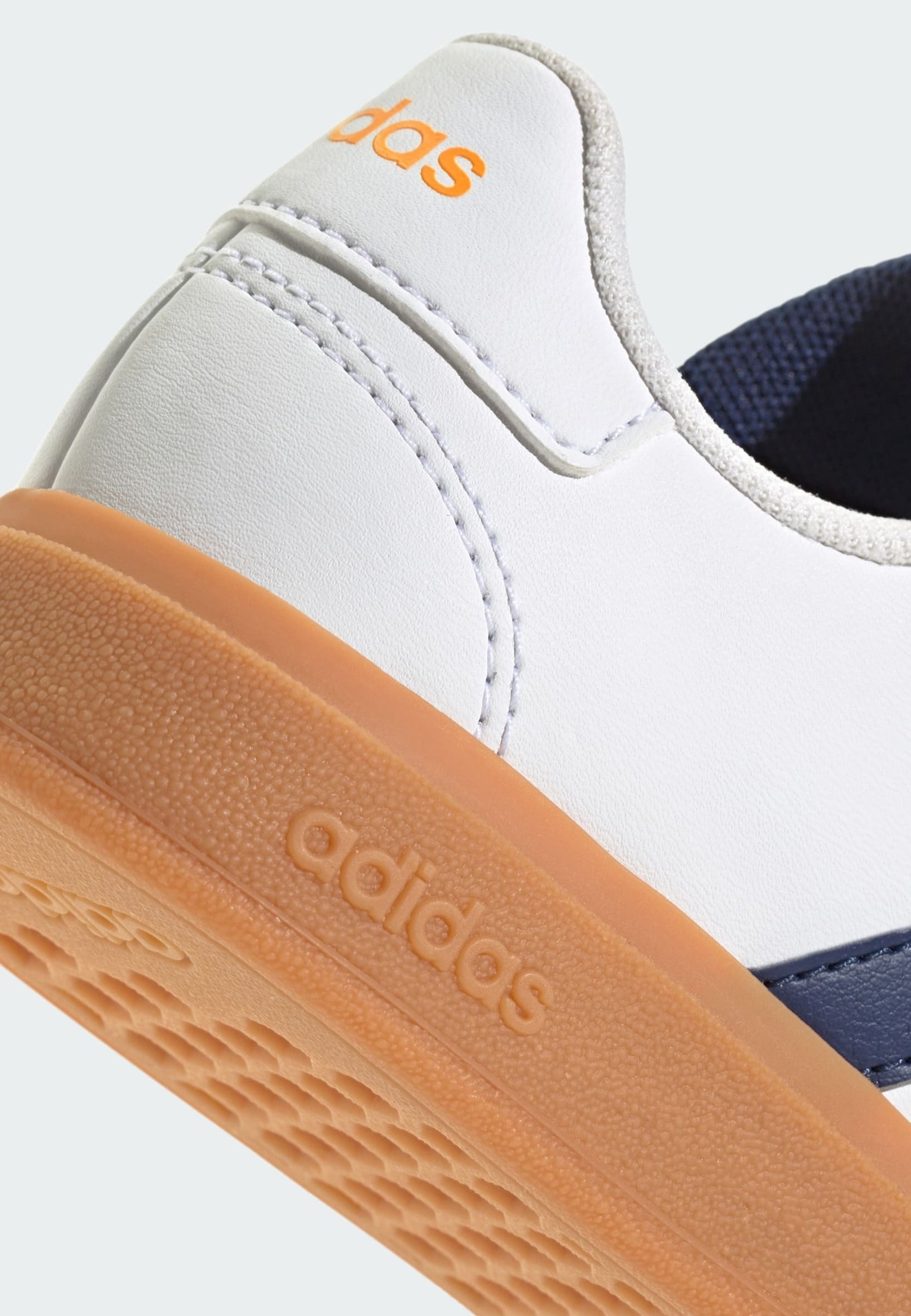 adidas Sportswear GRAND - Scarpa da allenamento - bianco nuvola, gomma blu scuro