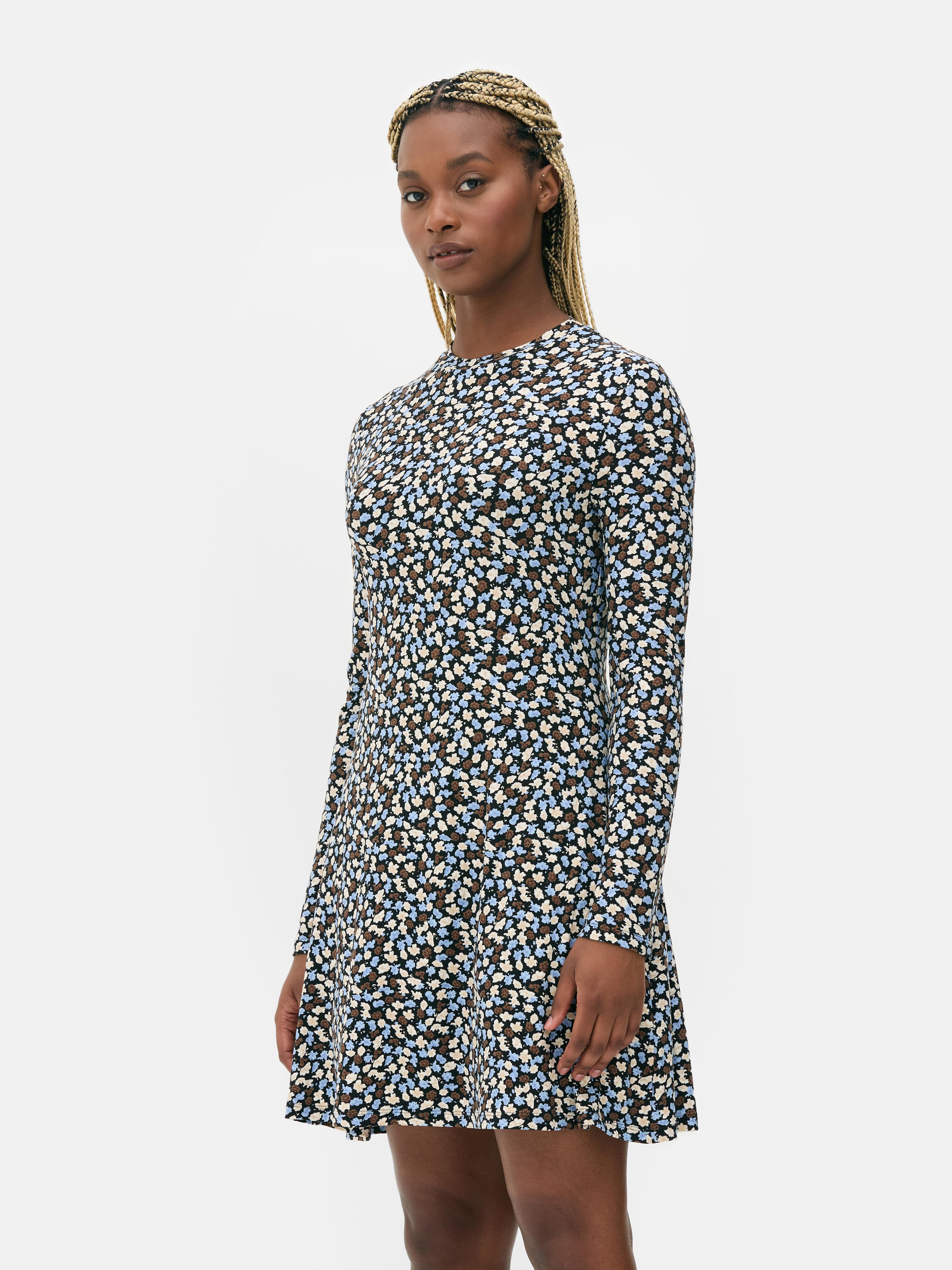 Langärmeliges Skaterkleid Ein Mini-Skaterkleid mit hohem Ausschnitt und langen Ärmeln