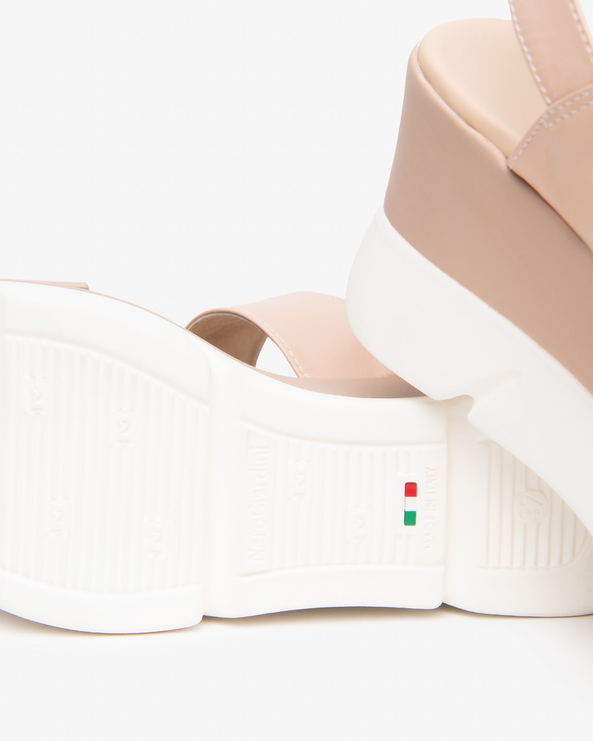  Damensandalen aus Leder und technischen Materialien