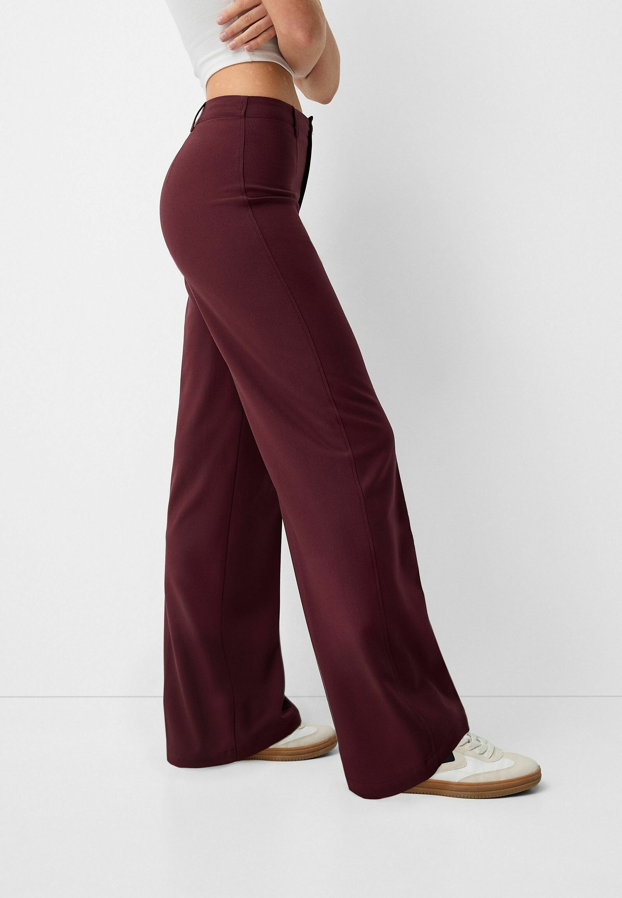 Pantalon Bershka à jambes larges et coupe ajustée - bordeaux
