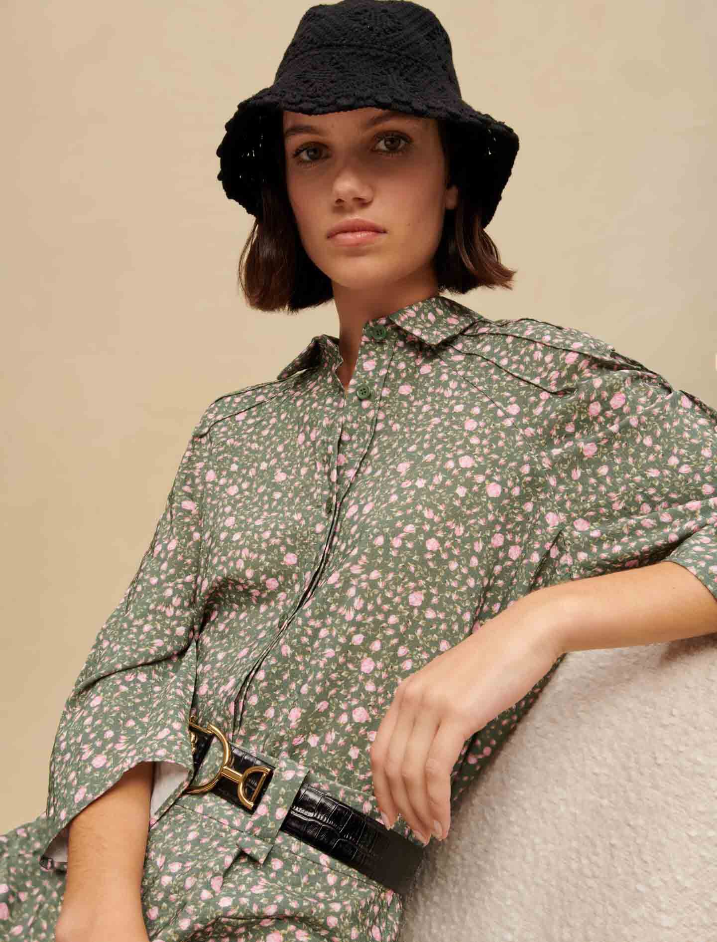 shirt met rozenknopprint