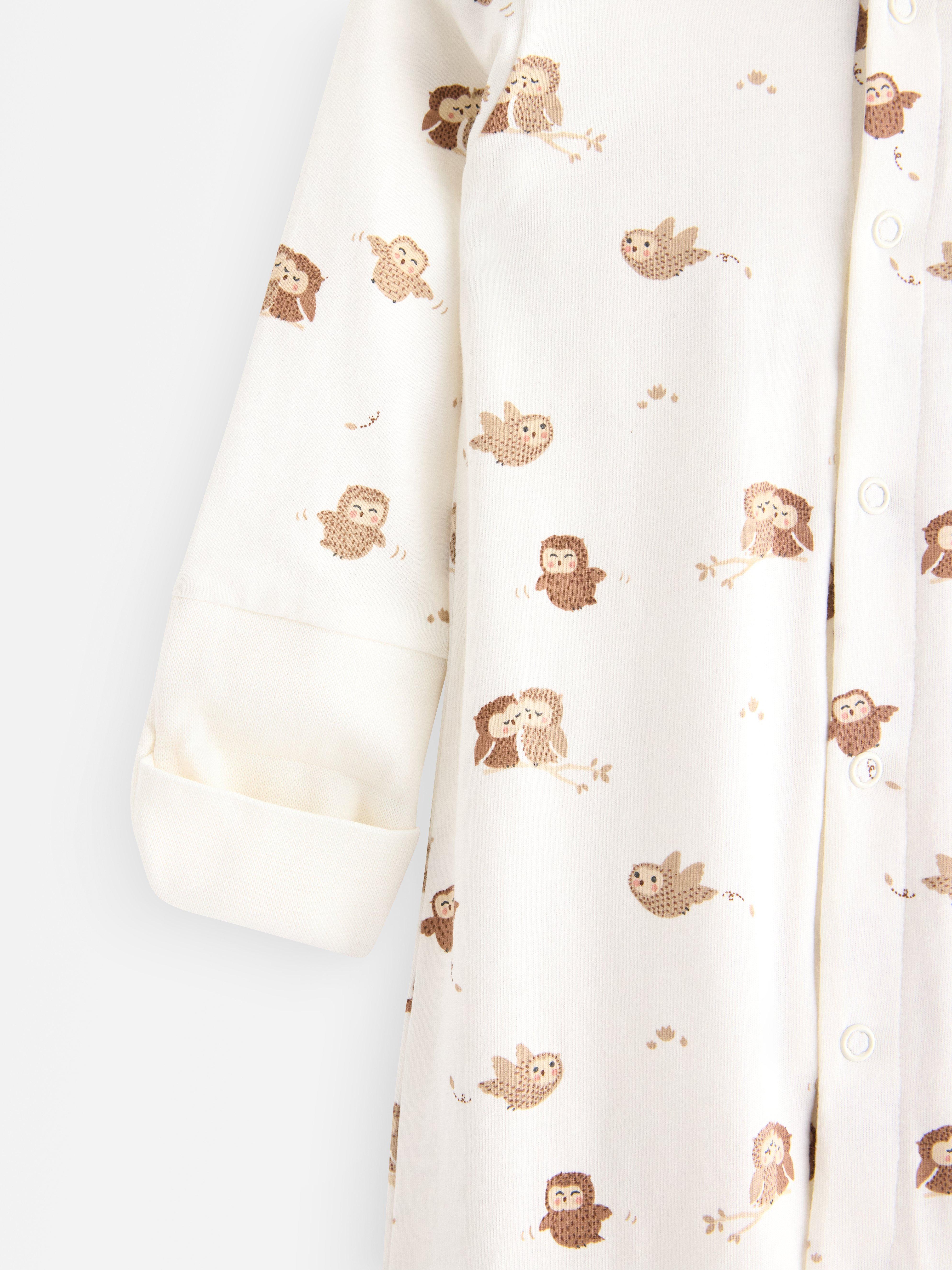 Pijama con puños plegables, color blanco claro empolvado.