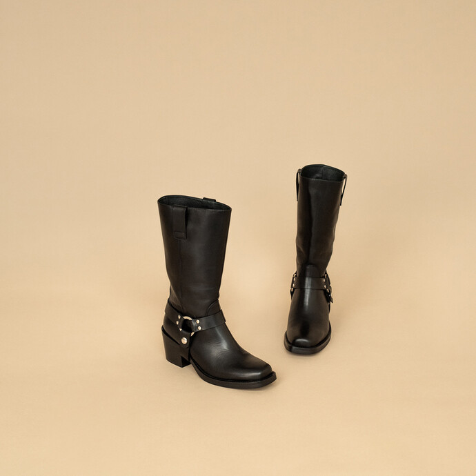Bottes à bouts carrés et boucles argentées  en cuir noir