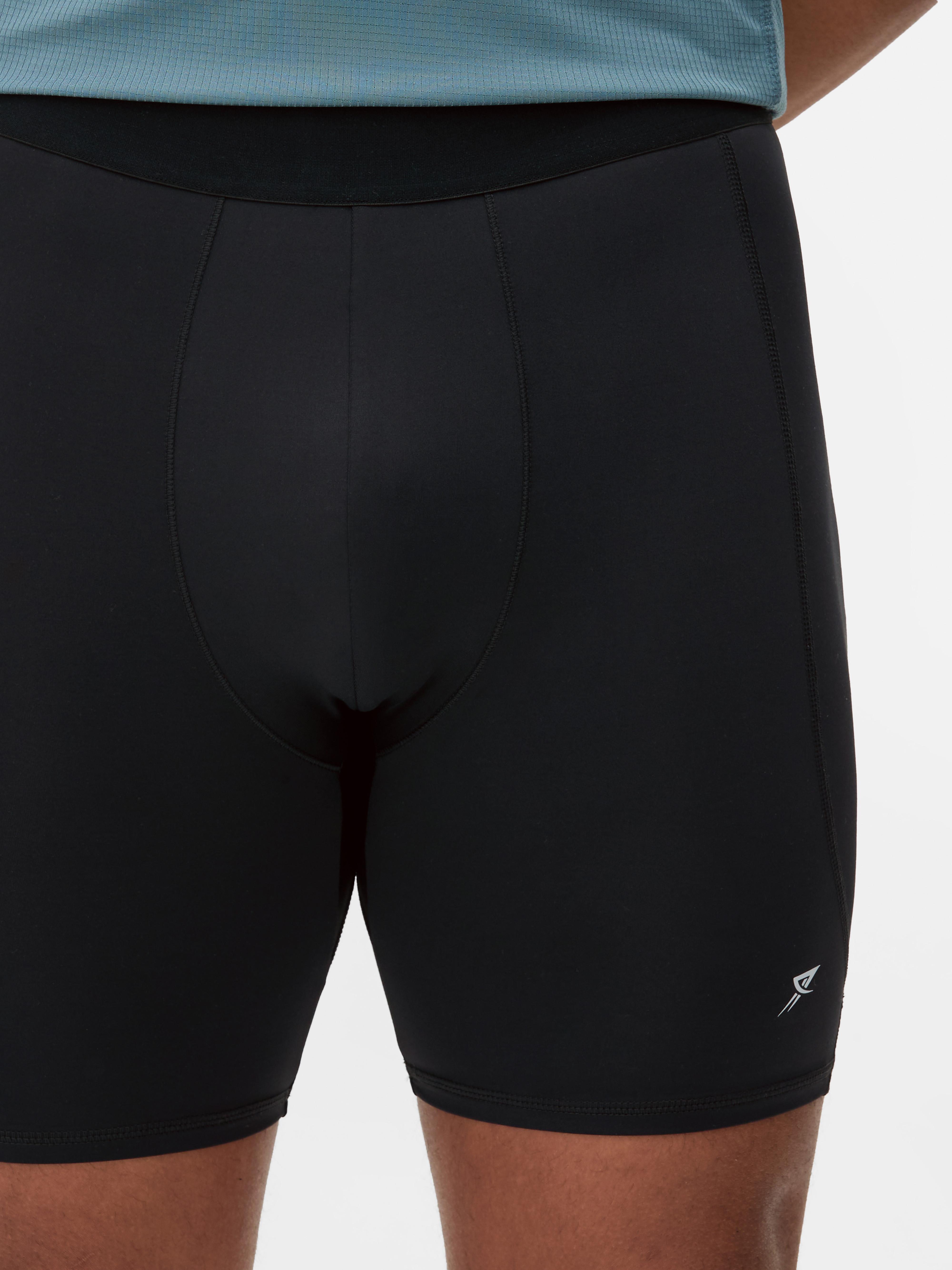 Pantaloni scurți sport elastici. Pantaloni scurți sport cu buzunar lateral și elasticitate suplimentară.