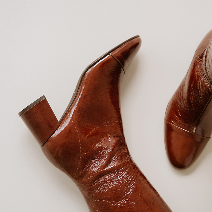 Bottes à talons et bouts pointus  en cuir brillant marron