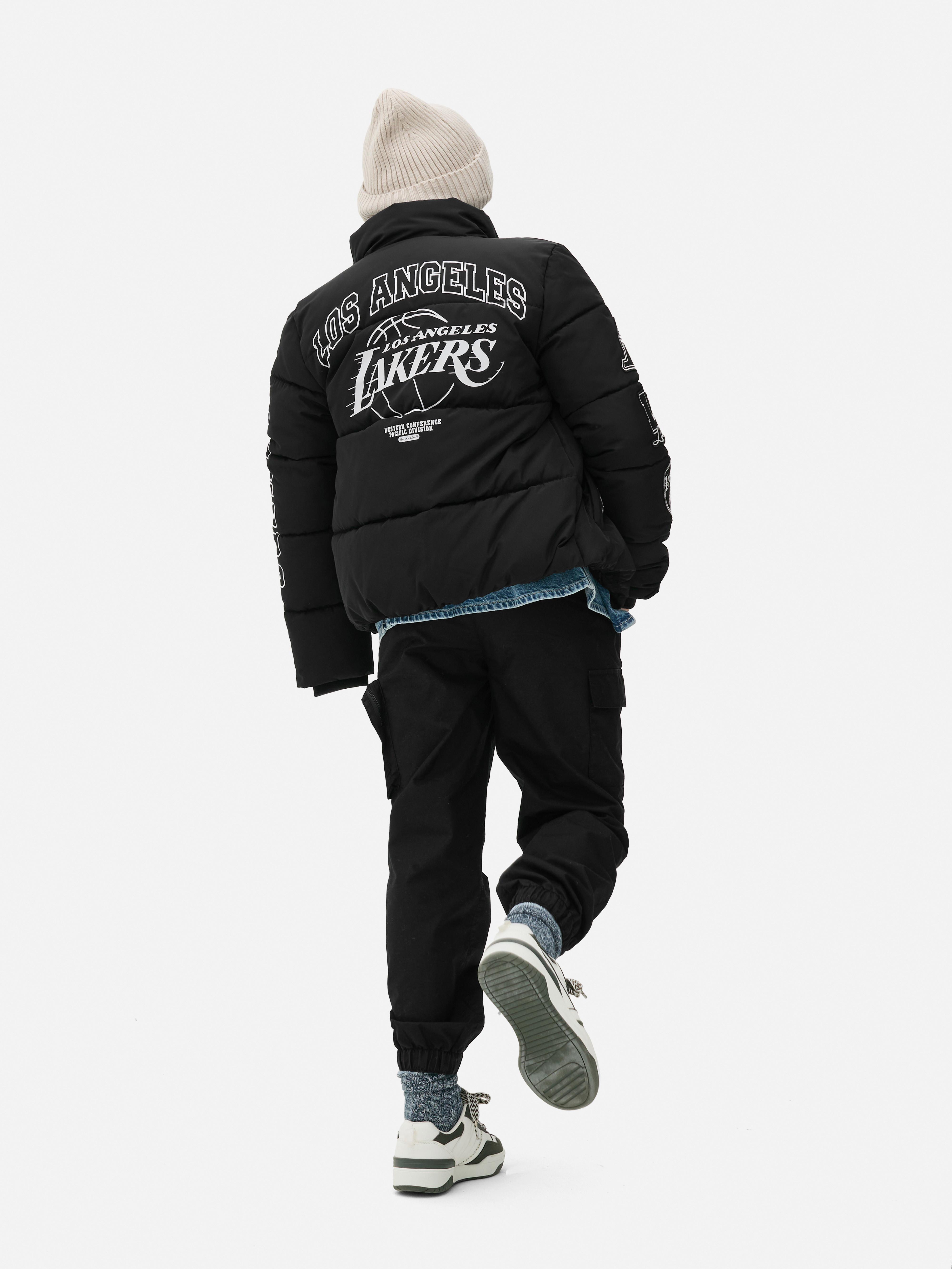 Jachetă NBA Los Angeles Lakers Puffer Jacket matlasat Lakers cu fermoar, guler ridicat, manșete cu nervuri și embleme ale echipei