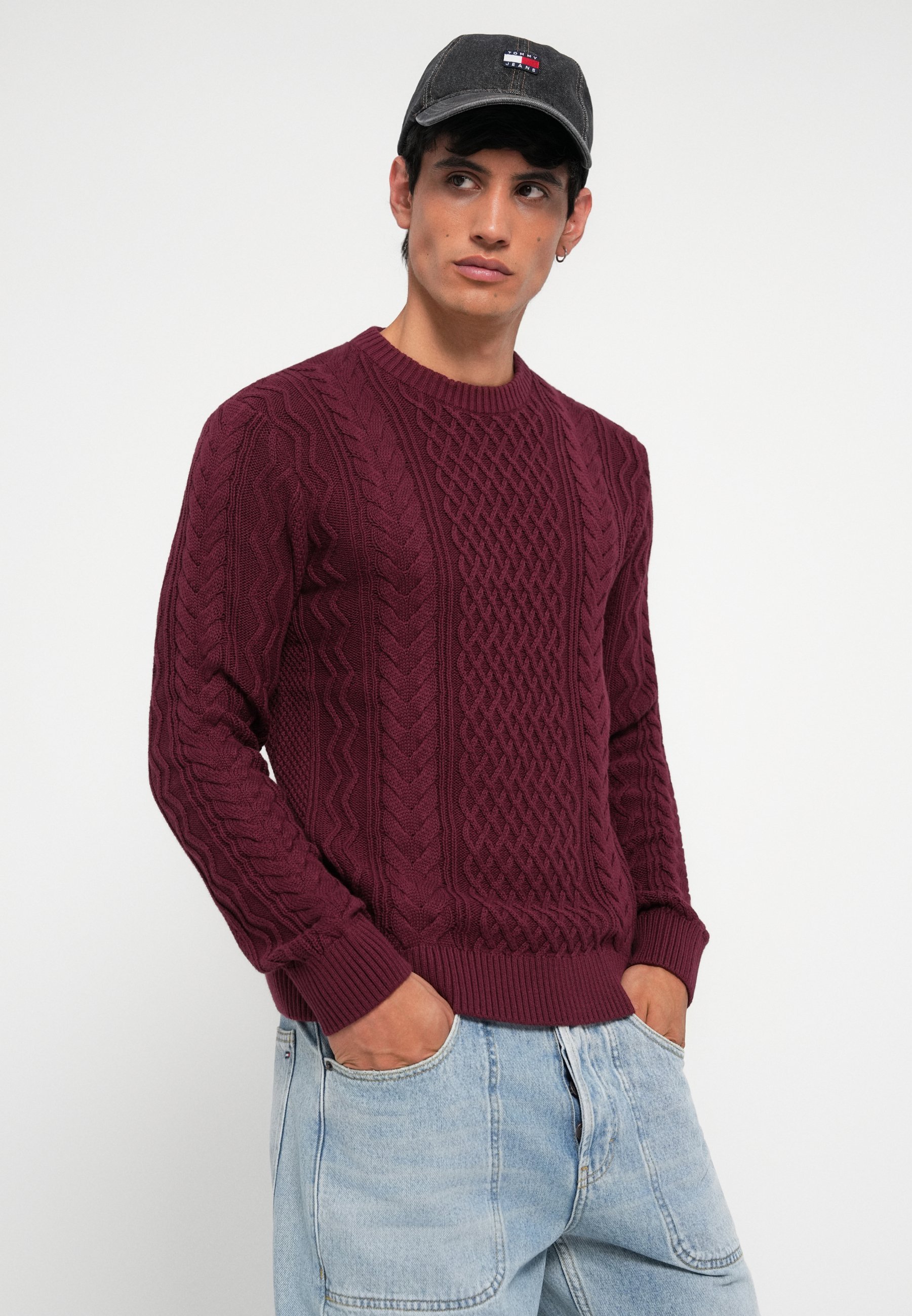 Tommy Jeans BADGE CABLE KNIT SWEATER - Trui - bordeauxrode tint