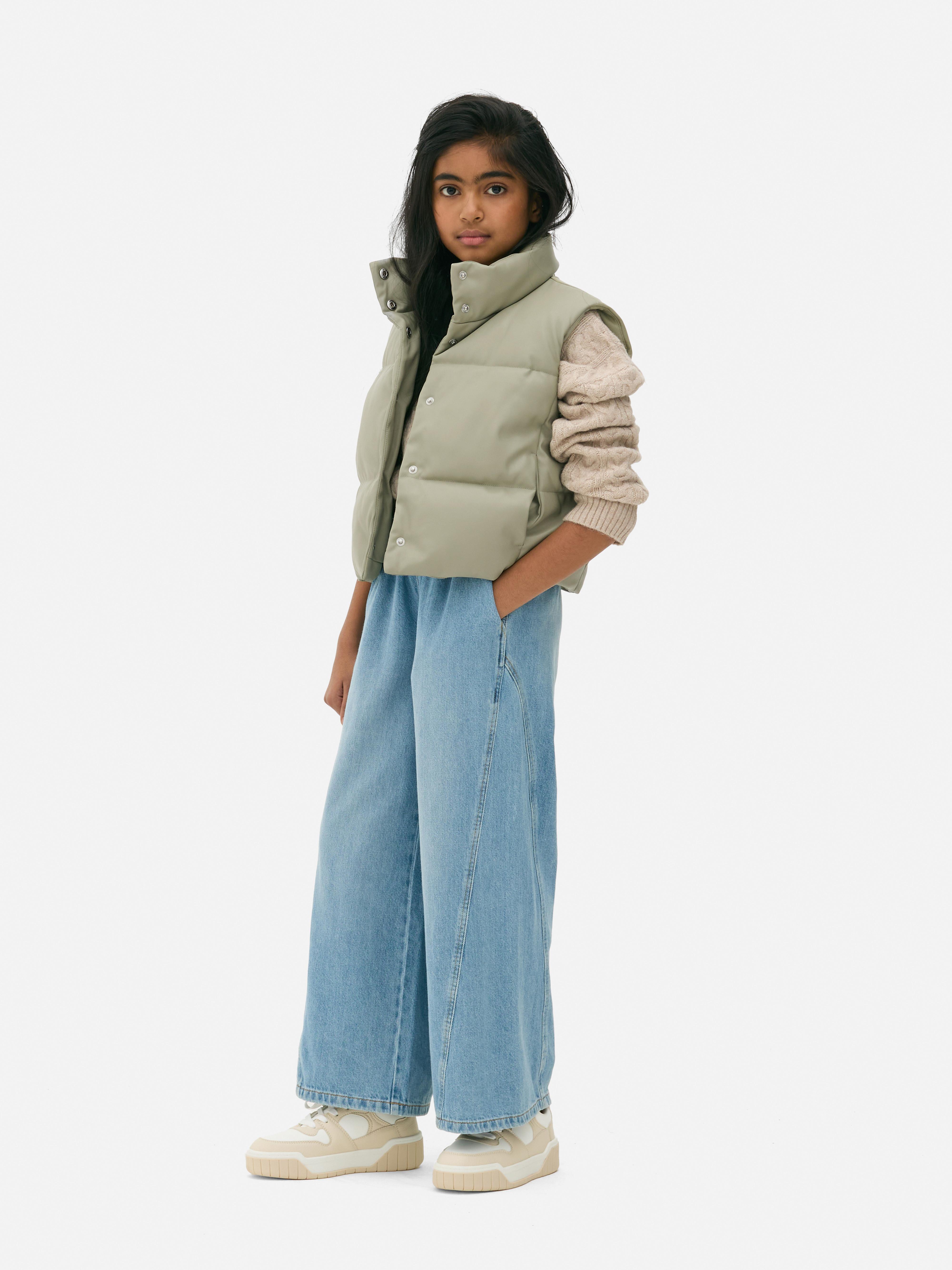 Bodywarmer van imitatieleer Een bodywarmer met opstaande kraag, voorsluiting en steekzakken