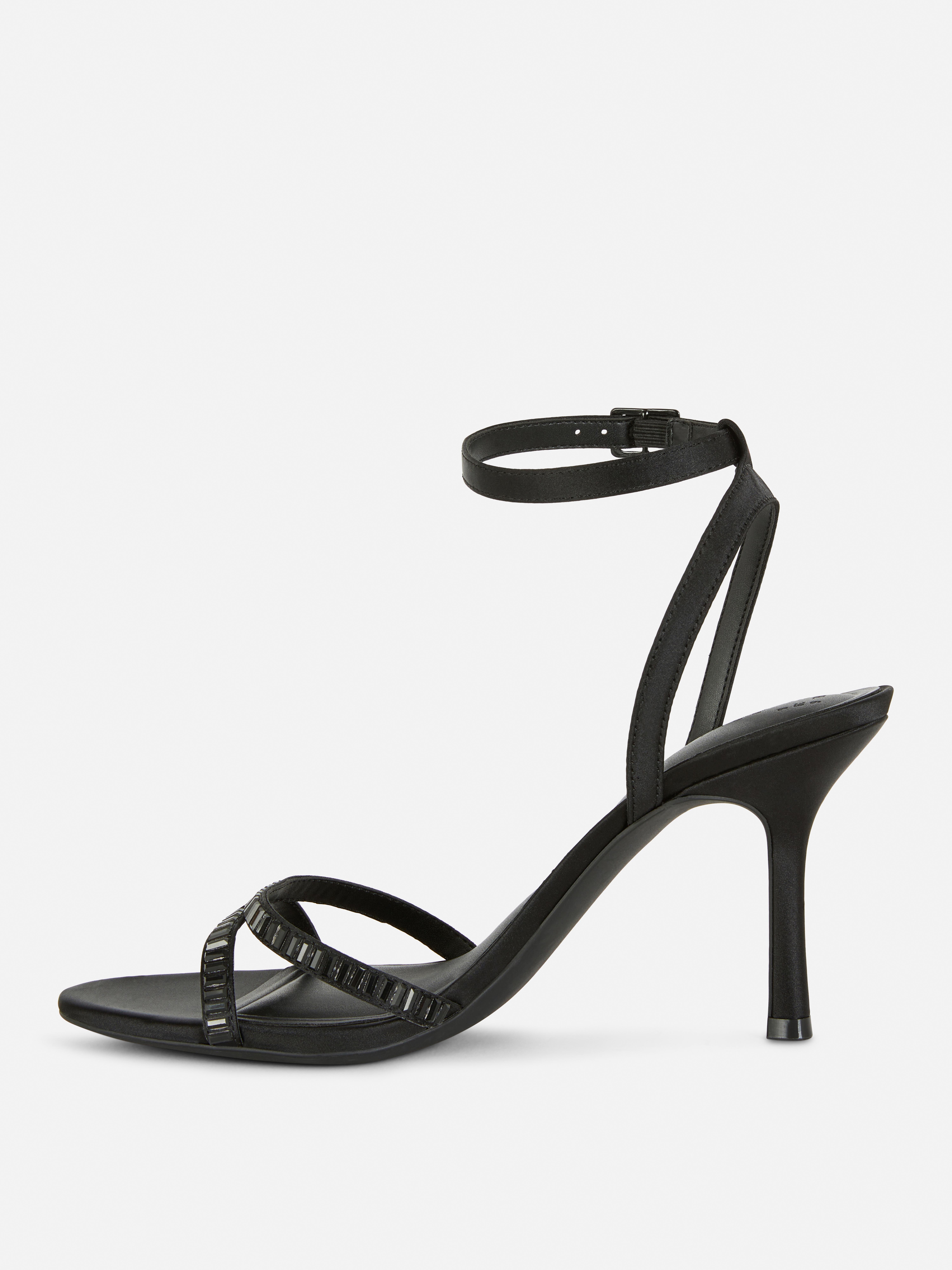 Sandalen mit Strasssteinen und Absatz. High Heels mit Riemchen, Strassverzierungen und einem Knöchelriemen mit Schnalle.