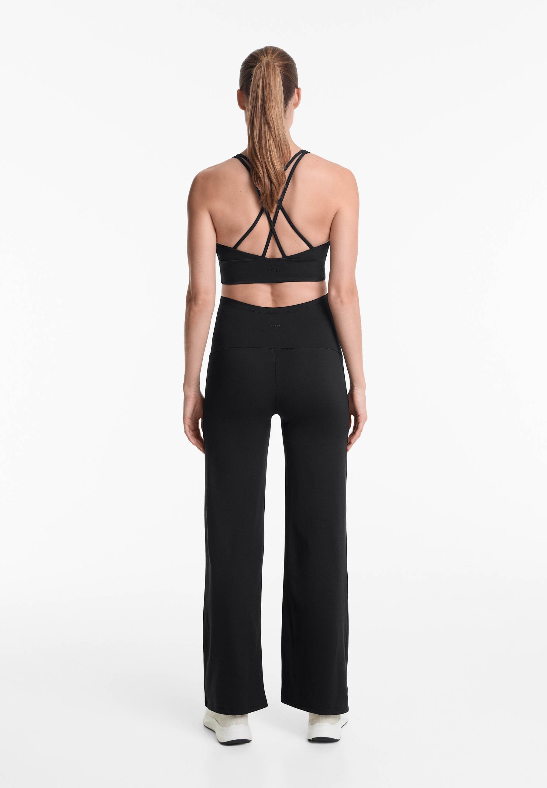 Pantalon de maternité OYSHO MATERNITY COMFORTLUX à jambes droites - noir