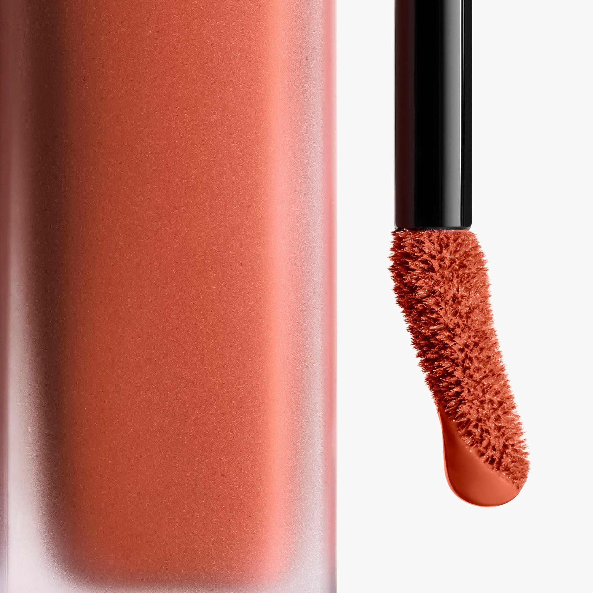 ROUGE ALLURE LIQUID VELVET - IL ROSSETTO FLUIDO OPACO INTENSO ULTRA-TENUTA