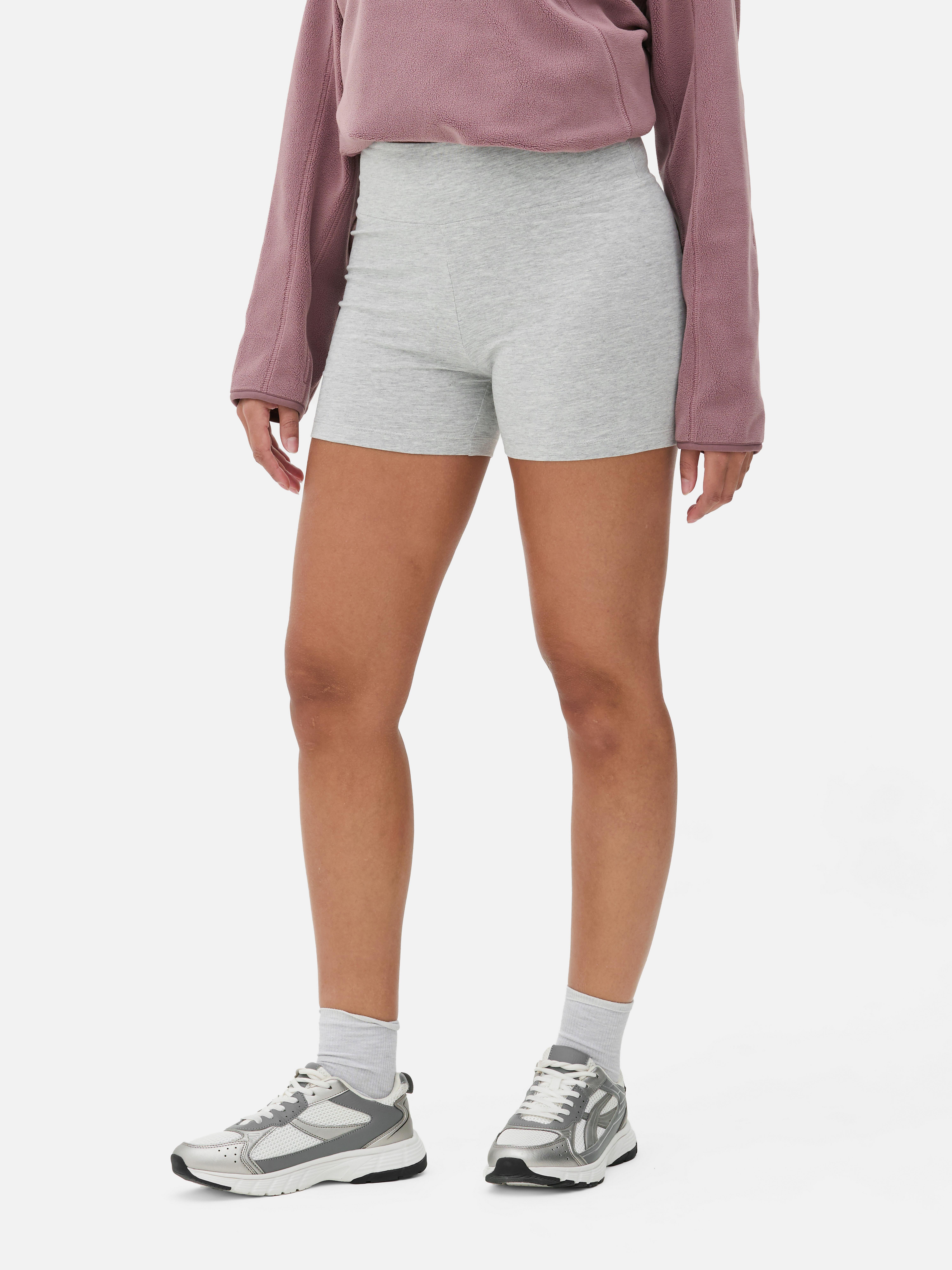 Pantaloni scurți de yoga cu talie înaltă, set de 2 Un set de doi pantaloni scurți de yoga pentru a-ți pune în valoare statul în cap