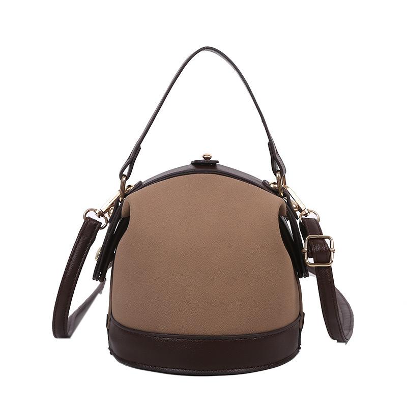 Tendances mode 2020 pour femmes : sacs à bandoulière rétro classiques, cabas, sacs seau, sacs messager avec poignée supérieure.