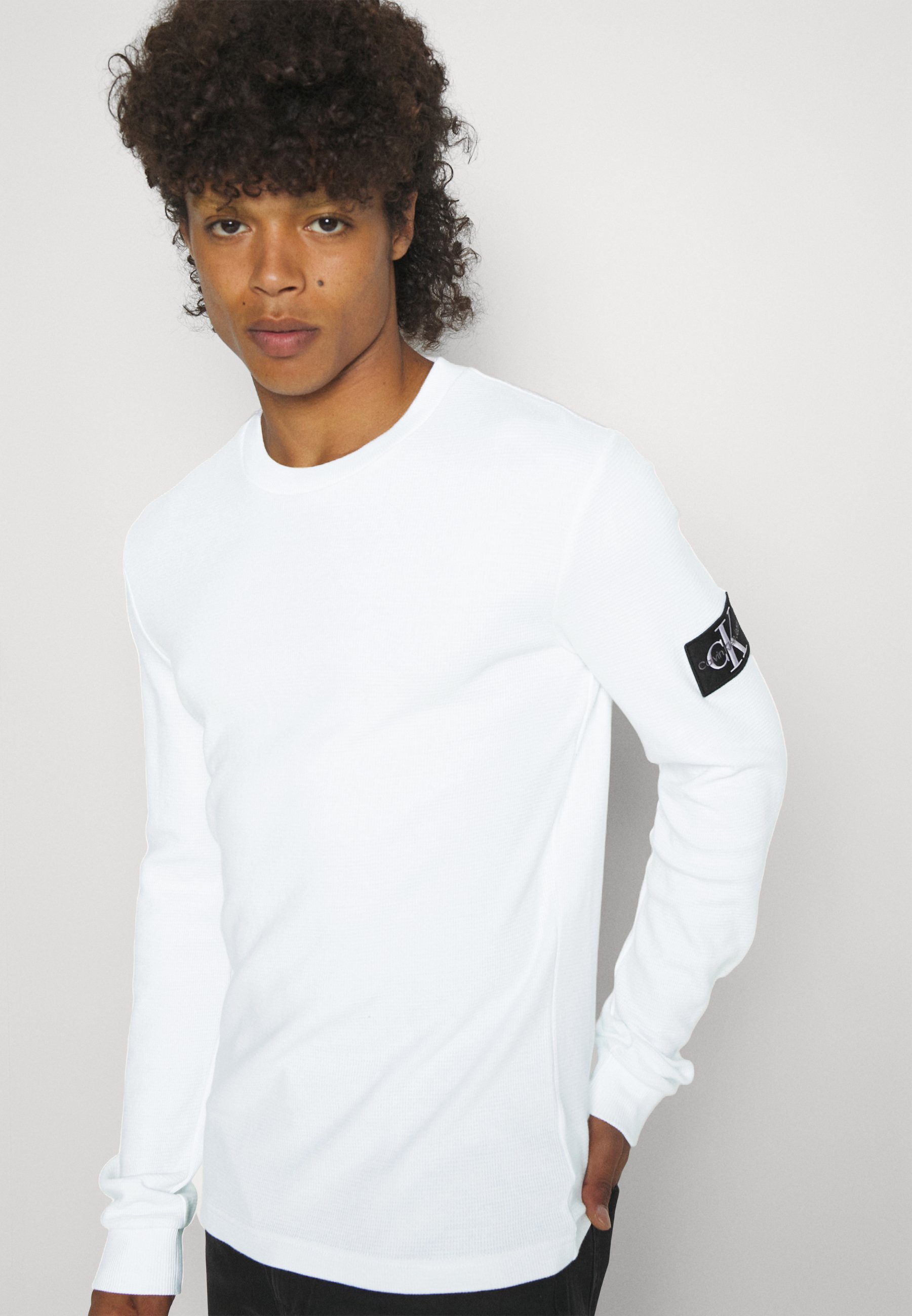 Calvin Klein Jeans BADGE T-SHIRT - Top met lange mouwen - helderwit