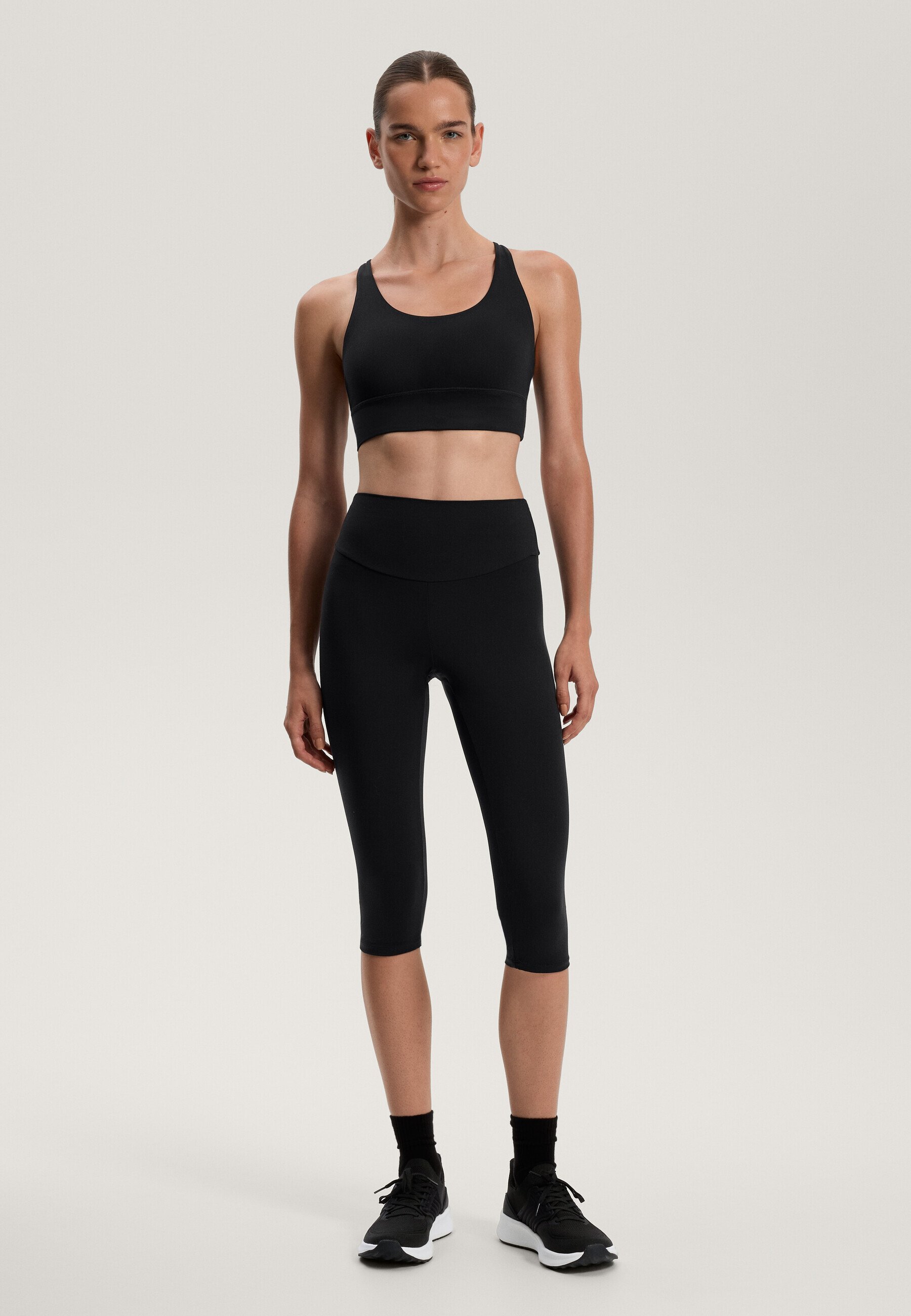 OYSHO COMFORTLUX HIGH-RISE 40cm CAPRI - pantaloni sportivi 3/4 - neri