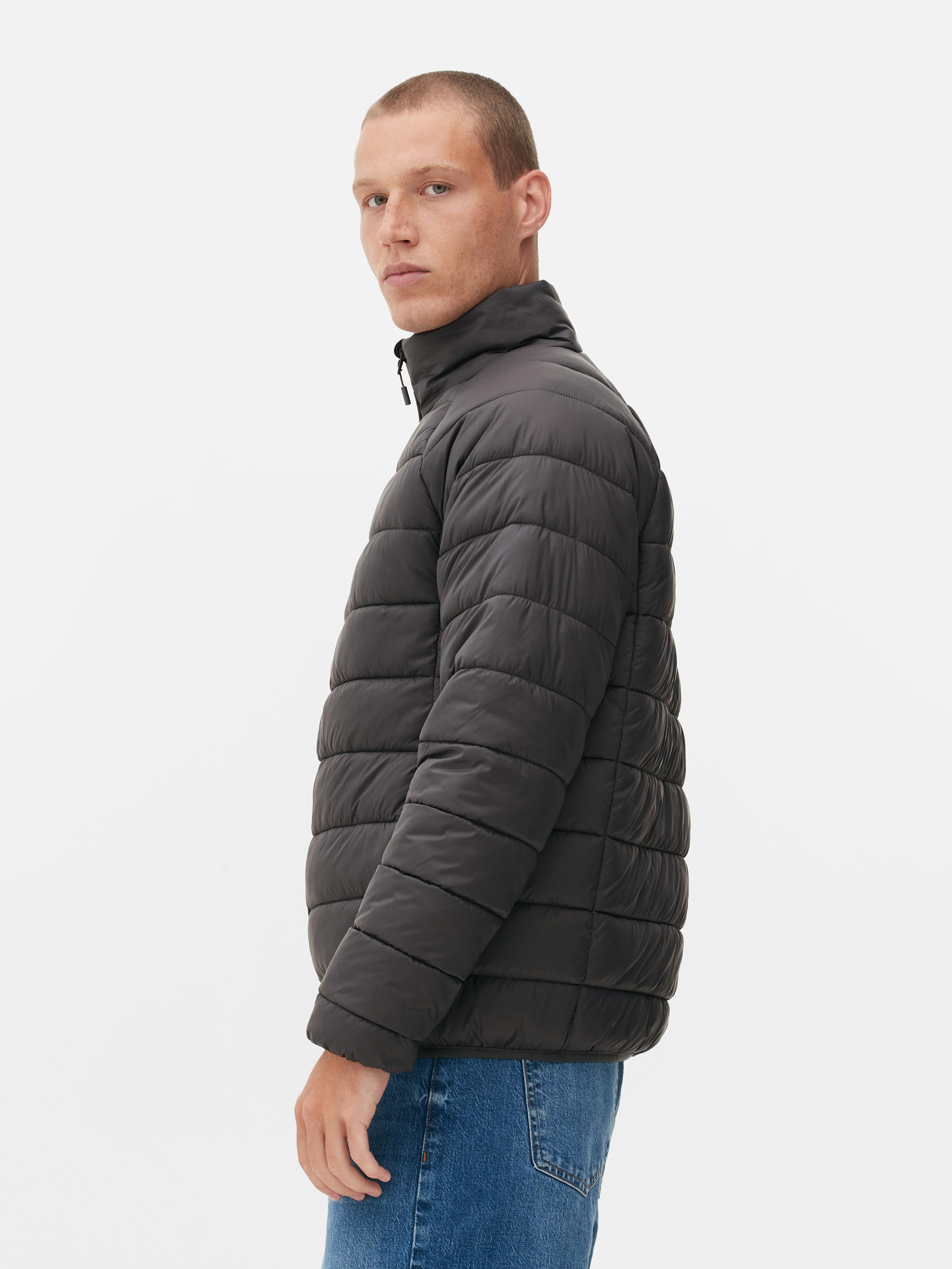 Steppjacke mit Stehkragen. Eine lässige Steppjacke mit Stehkragen, Reißverschluss und Taschen.